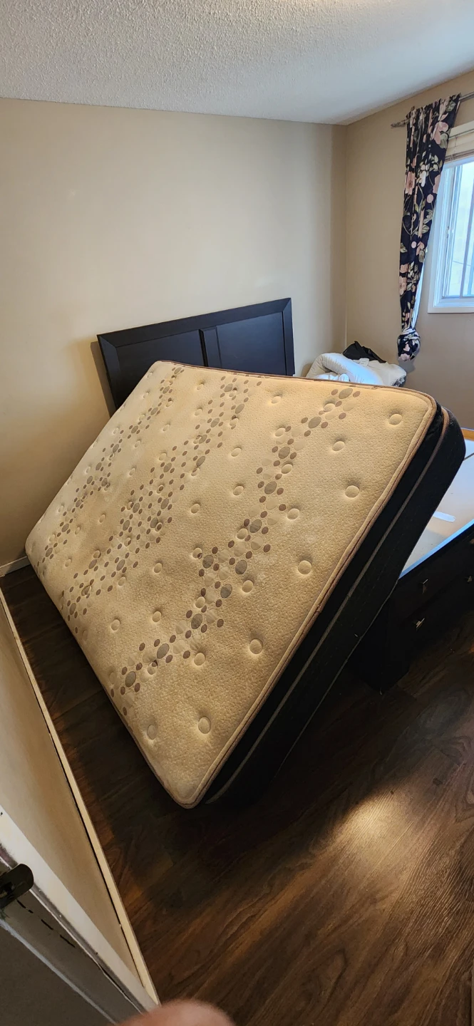 QUEEN Mattress. Can deliver