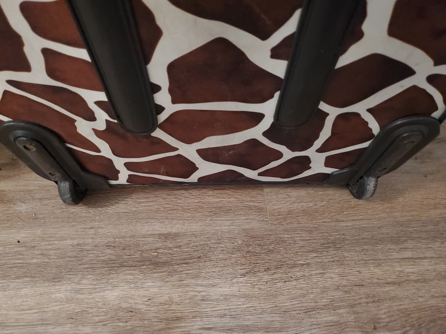 Trackers largest upright on wheels Giraffe Print Suitcases - photo 3