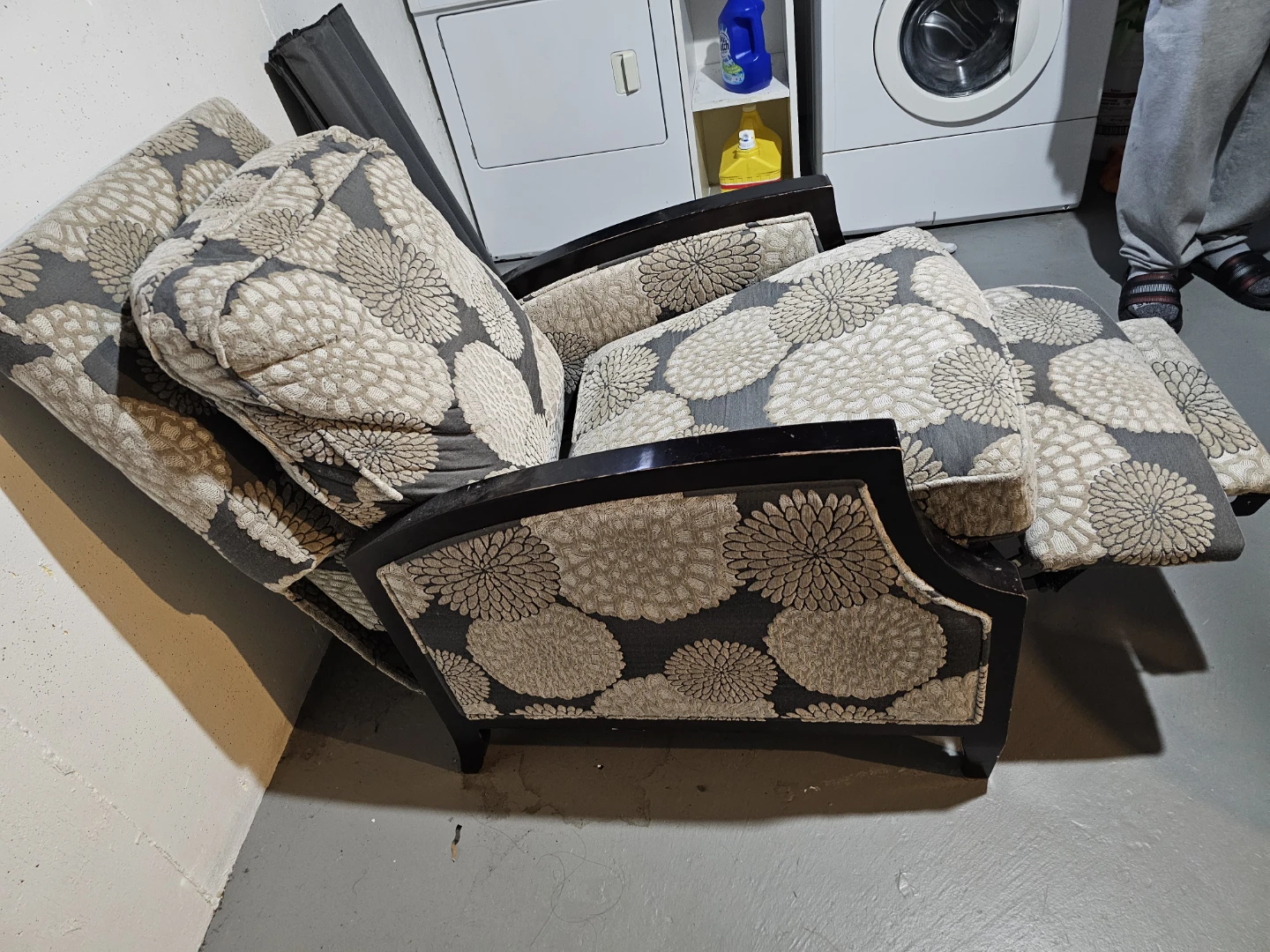 Floral accent chair with dark wood frame - photo 2