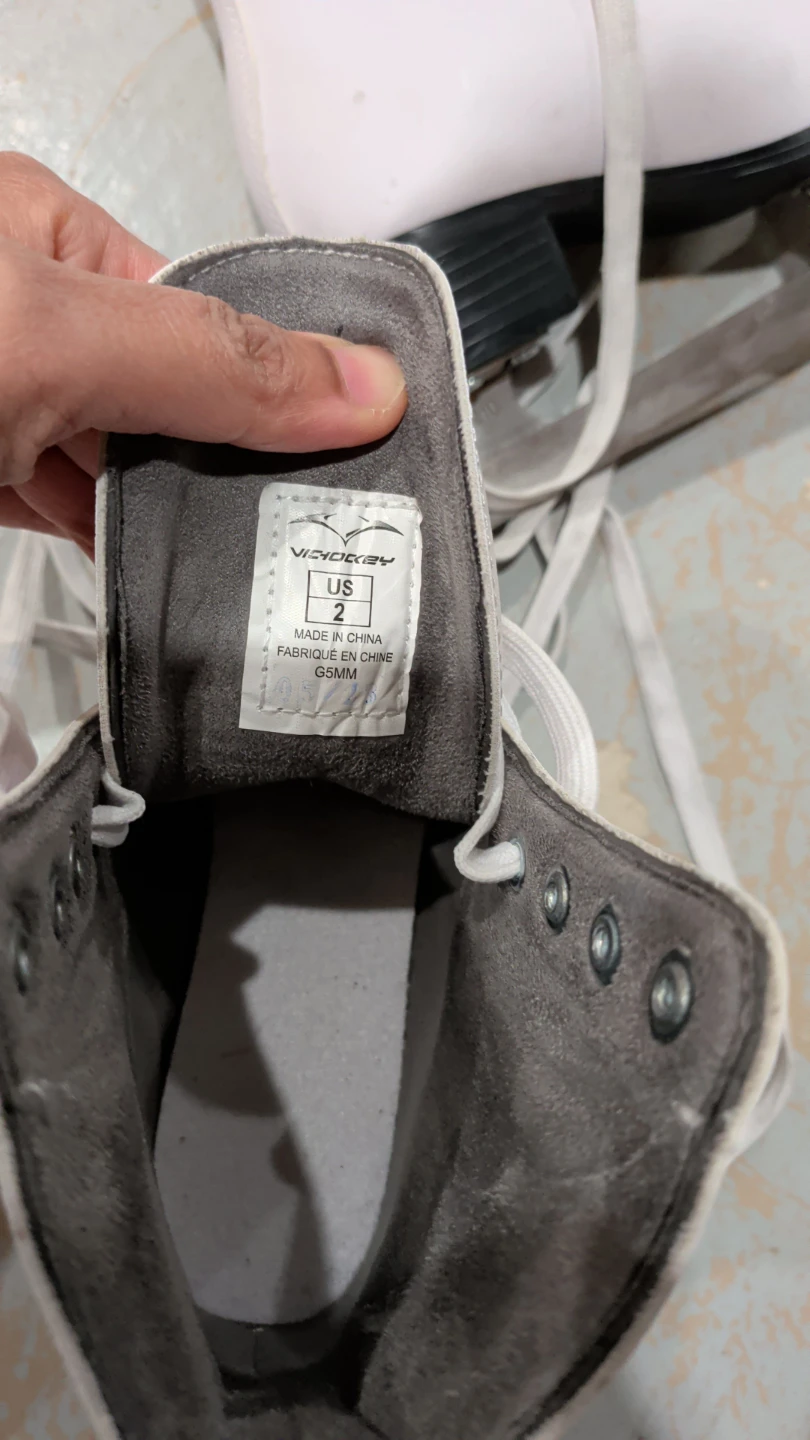 White Vicdesky Figure Skates - Size 2 - photo 4