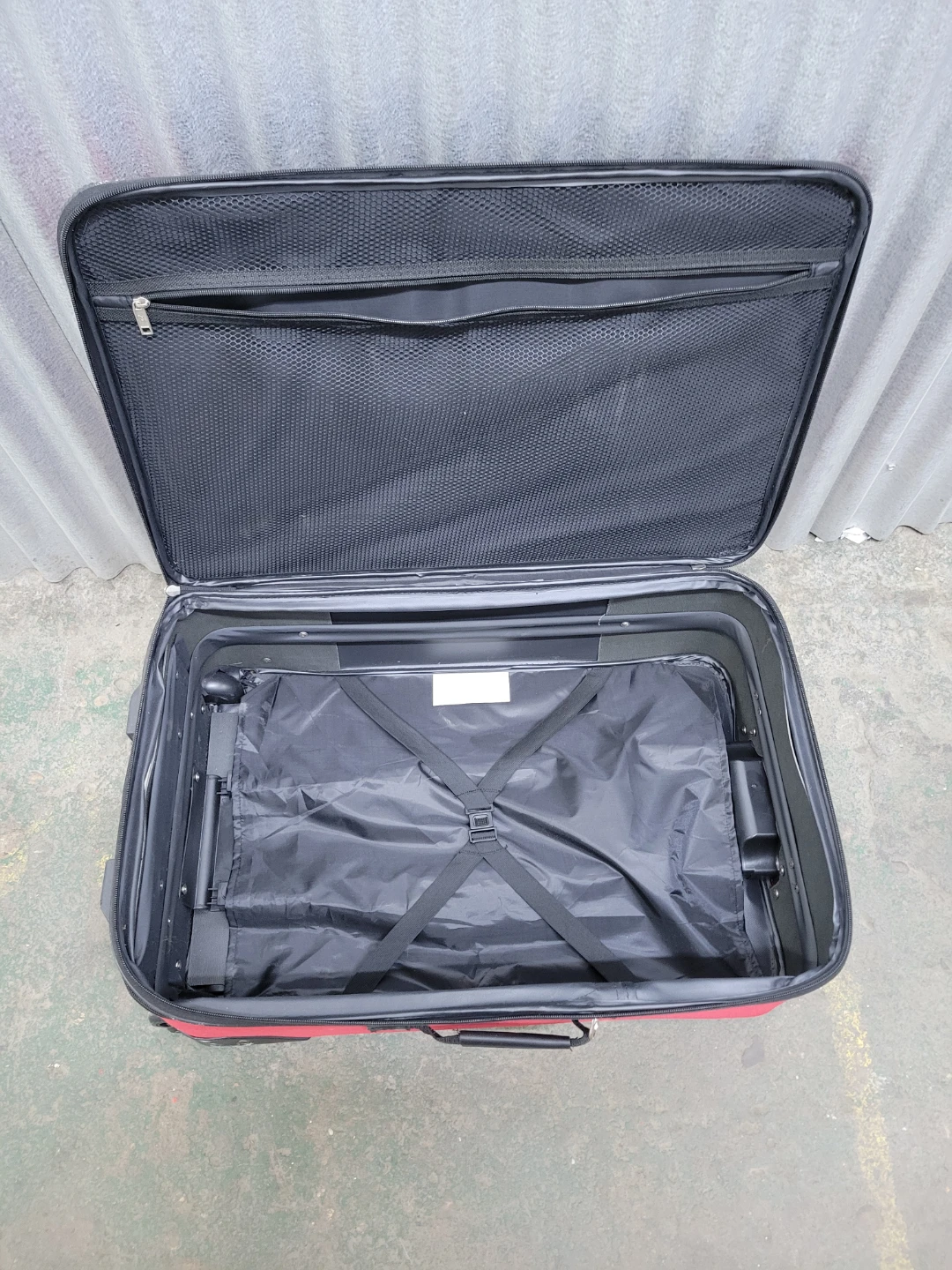 Like new Red and Black Rolling Suitcase - photo 4