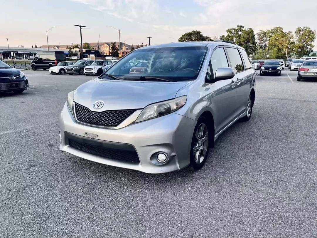 2011 Toyota Sienna SE 8 Passenger