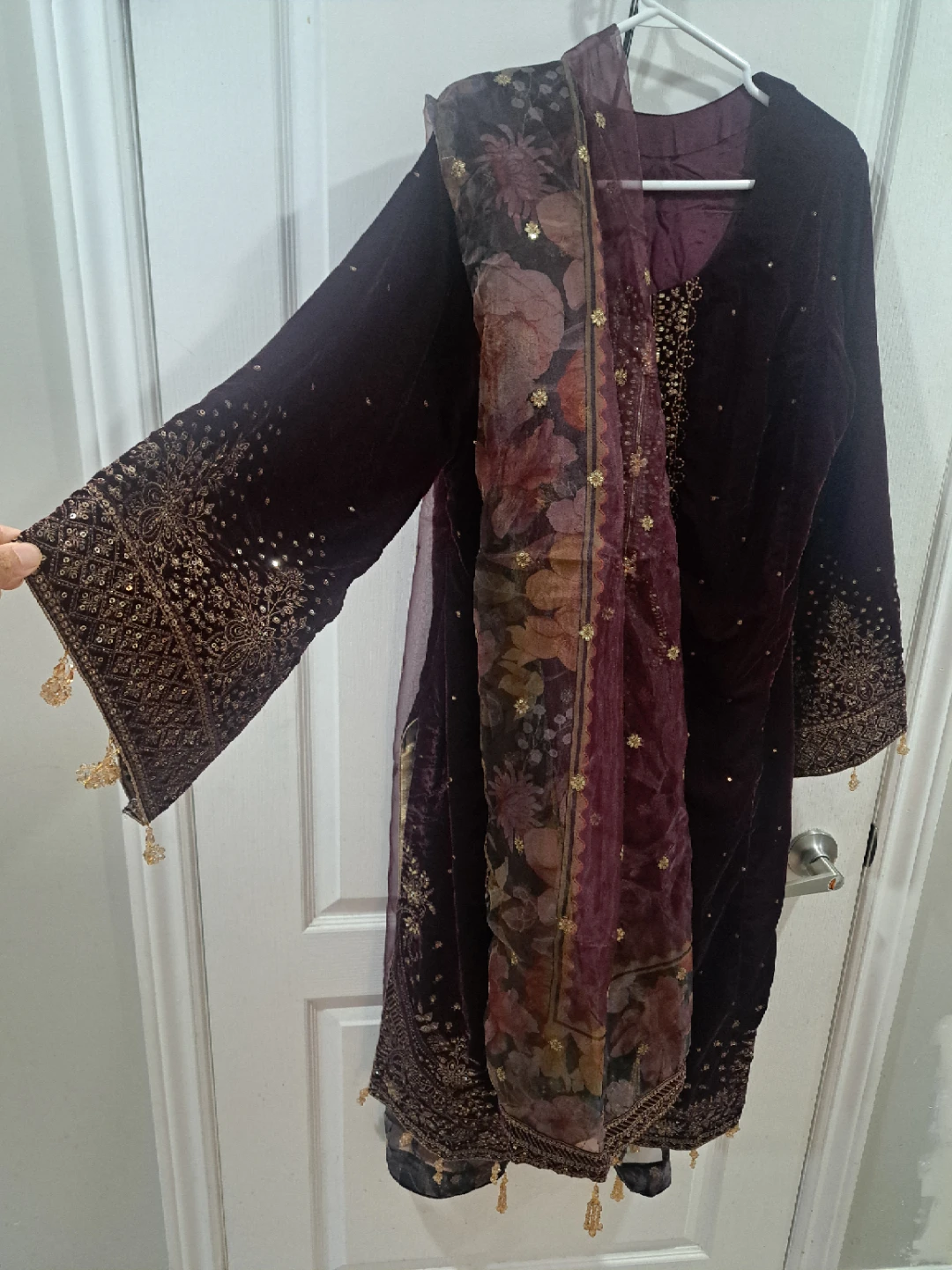 Embroidered Velvet Suit with Dupatta - photo 5