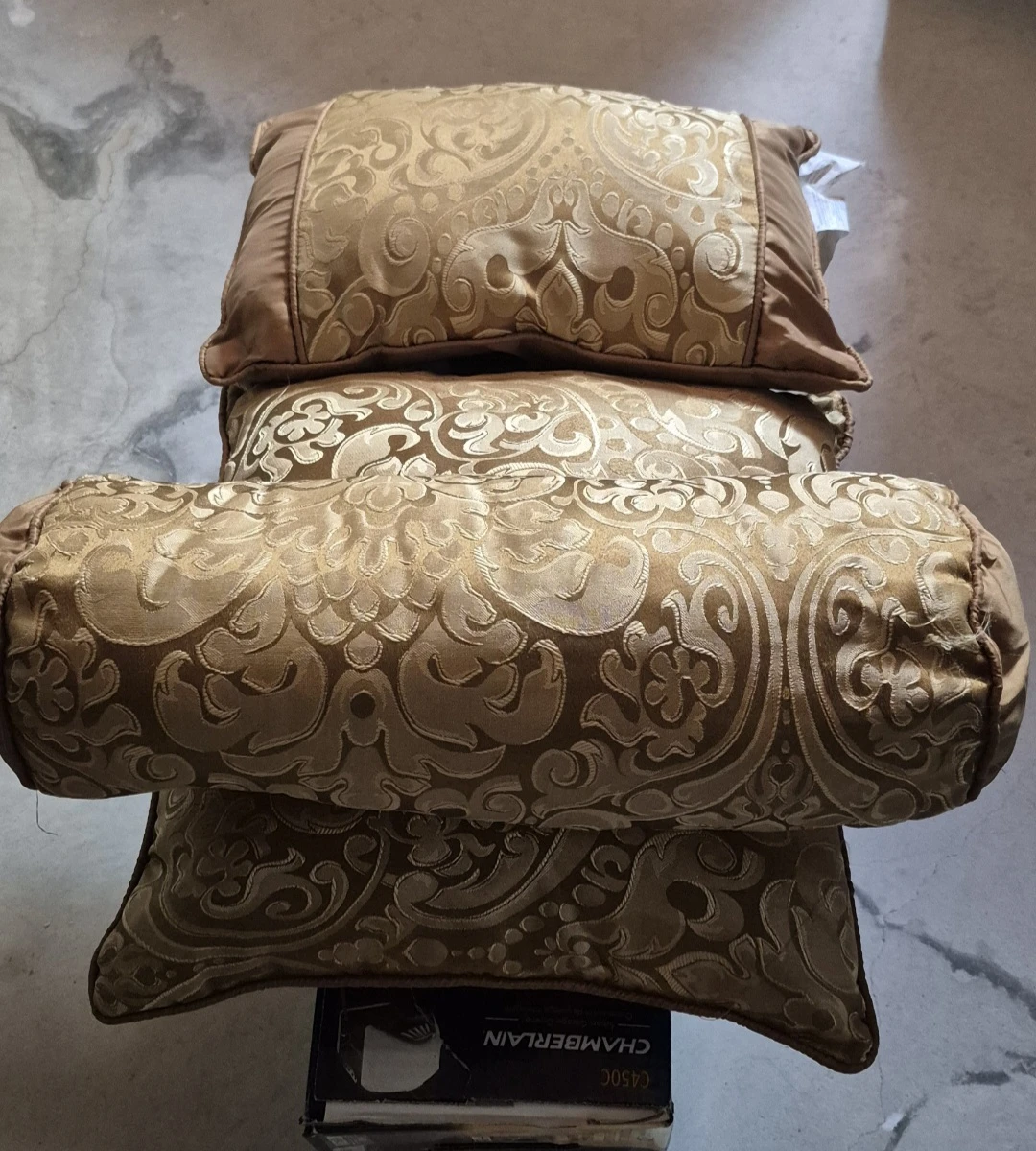 Gold Damask Throw Pillows Set - photo 2
