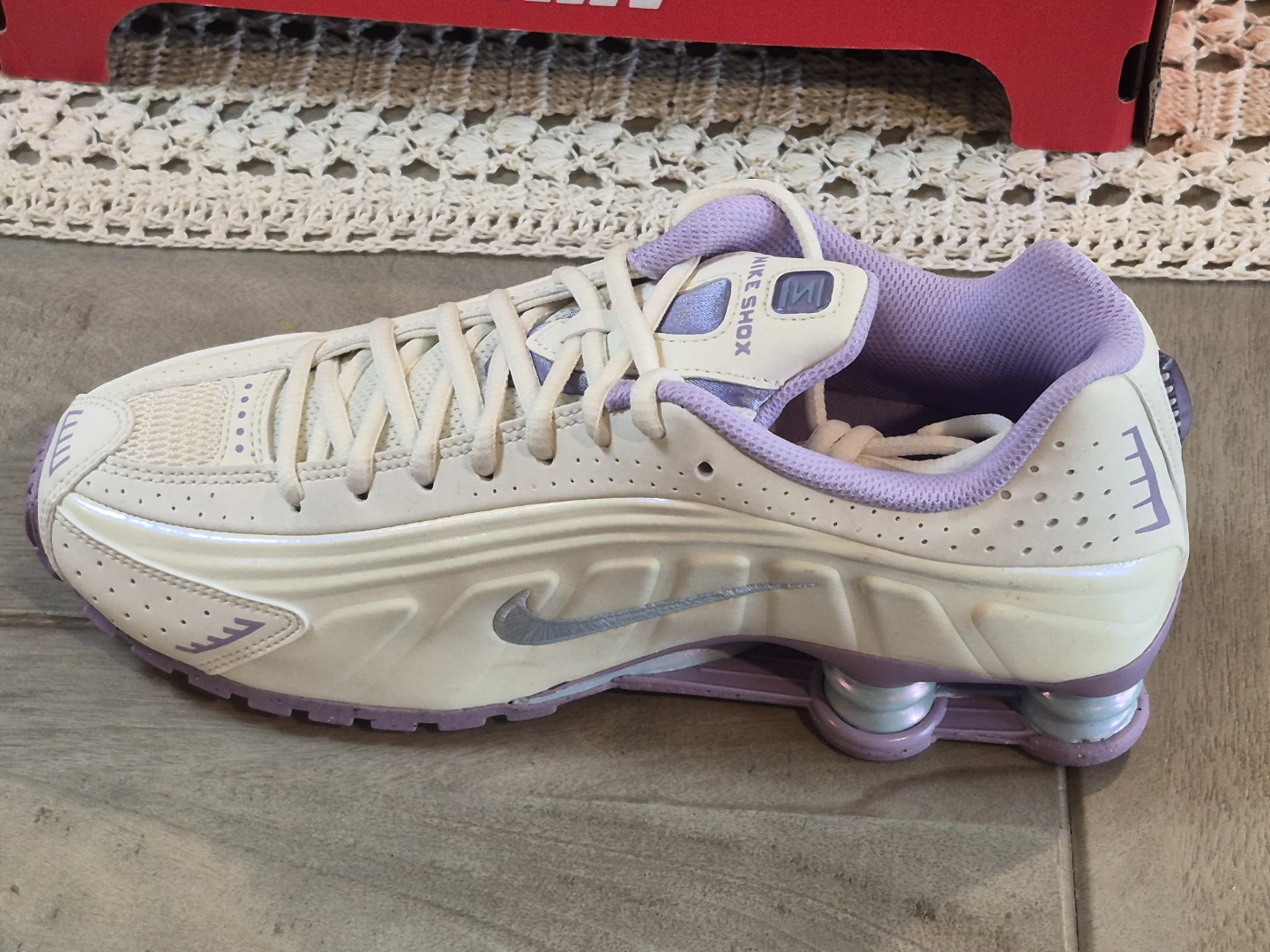 Nike Shox Sneakers 6.5Y or 7.5 women - photo 2