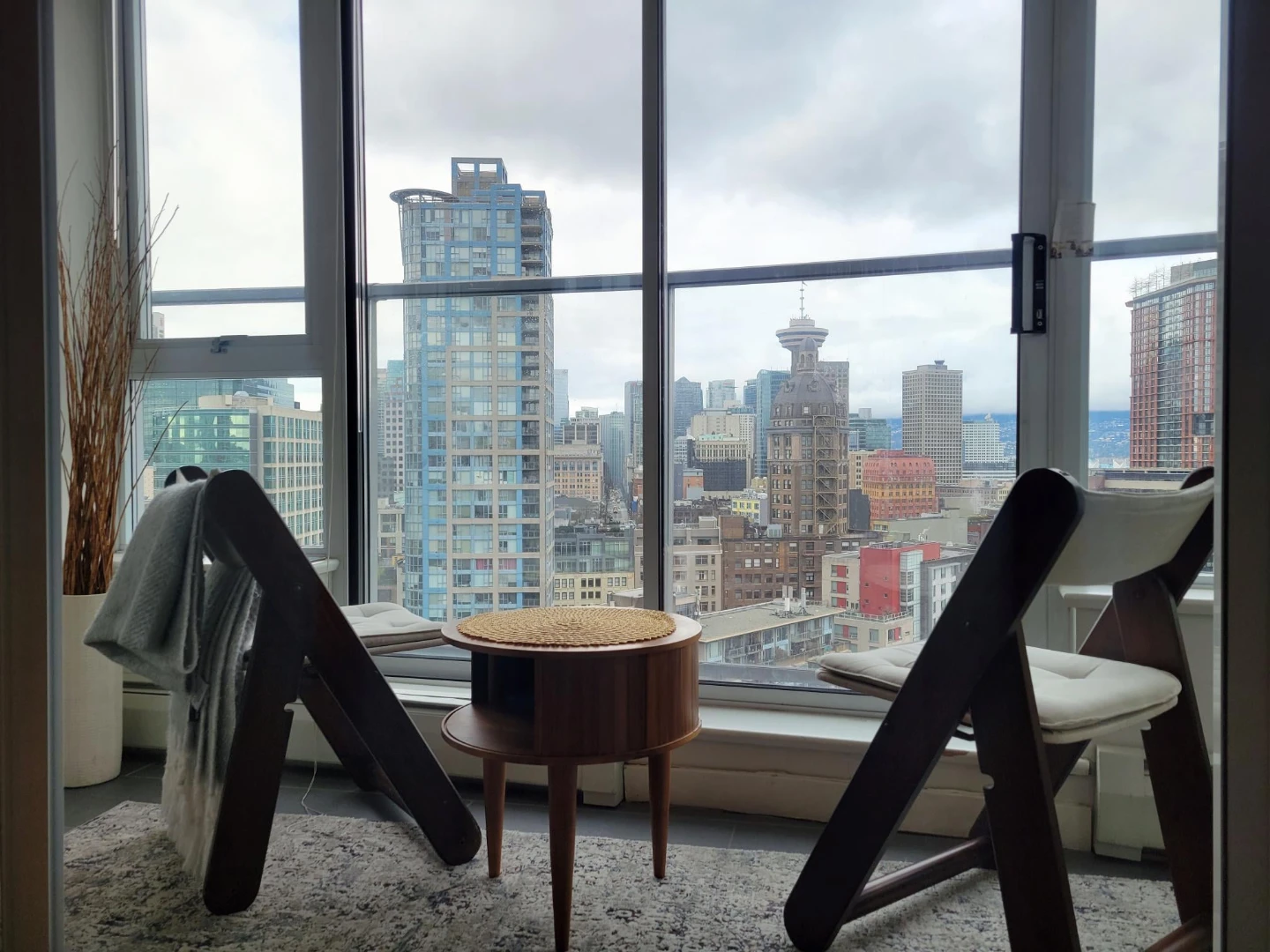 Spacious  High-Rise View Fully Furnished 1Br + Den + Solarium - photo 3