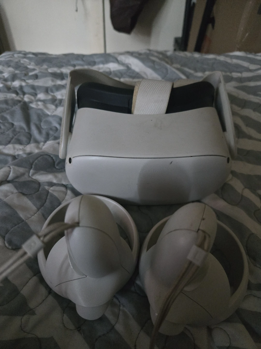 Meta Quest 2 VR Headset with Controllers - photo 2