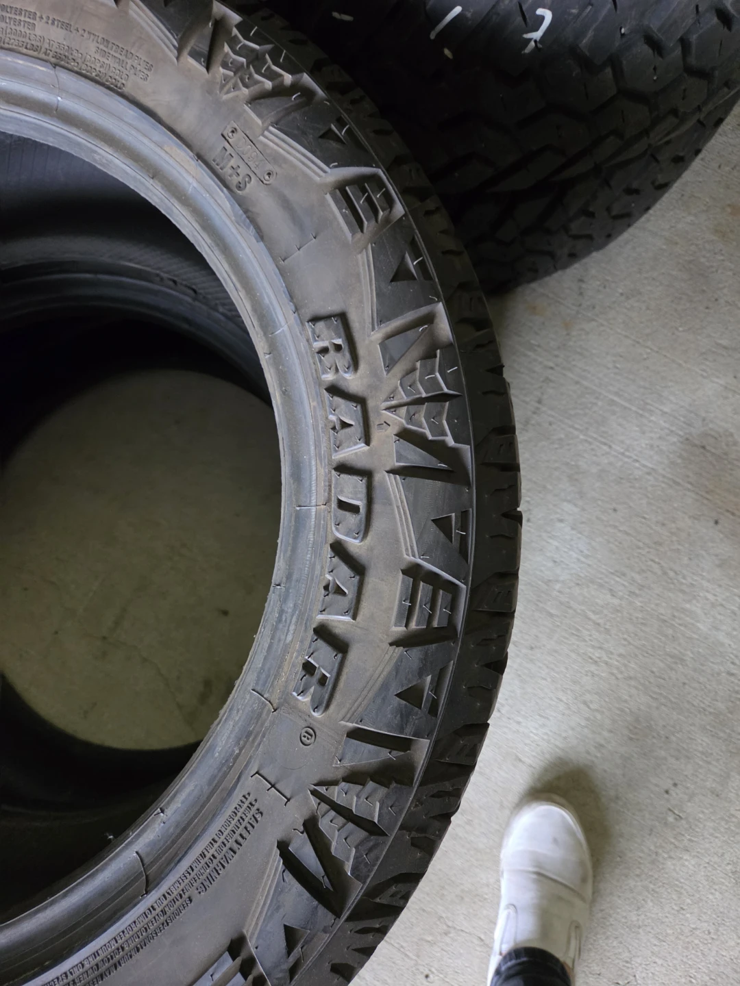 2 tire Radar Renegade A/T P20 LT285/50R20 119/116S - photo 3
