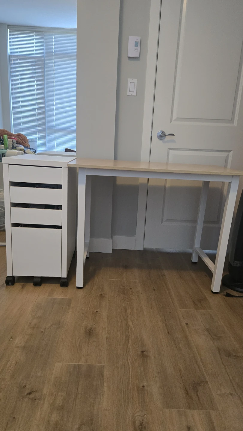 Desk - photo 2