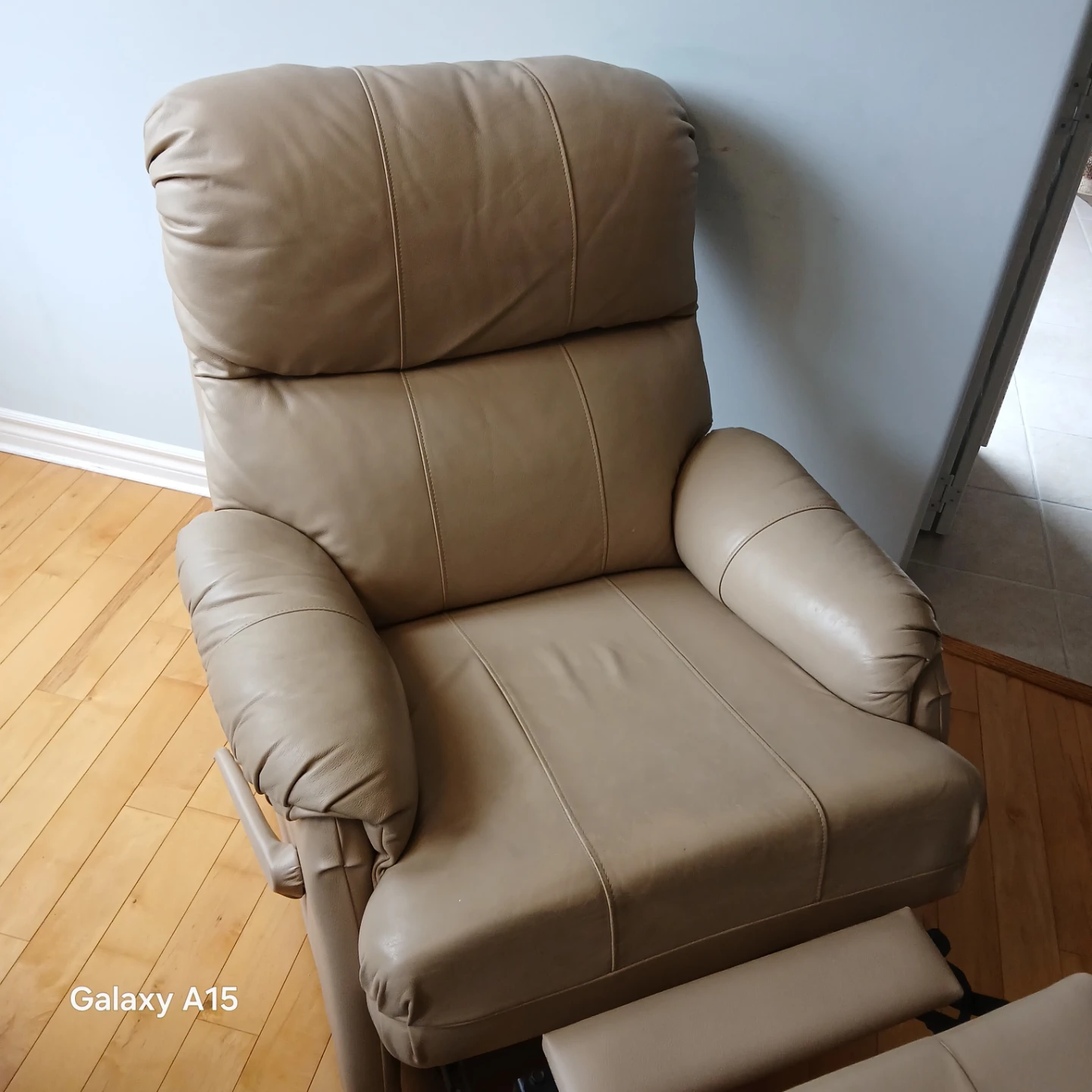 Tan Recliner Chair - photo 3