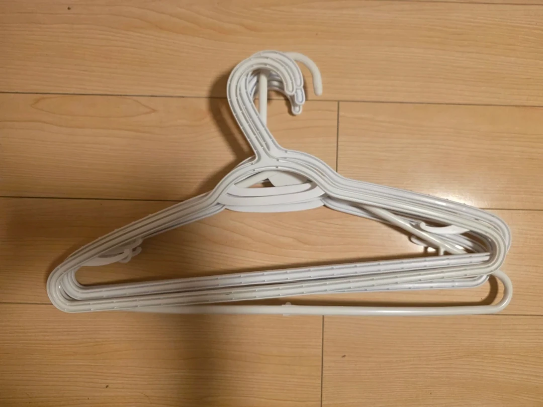 5 plastic hangers
