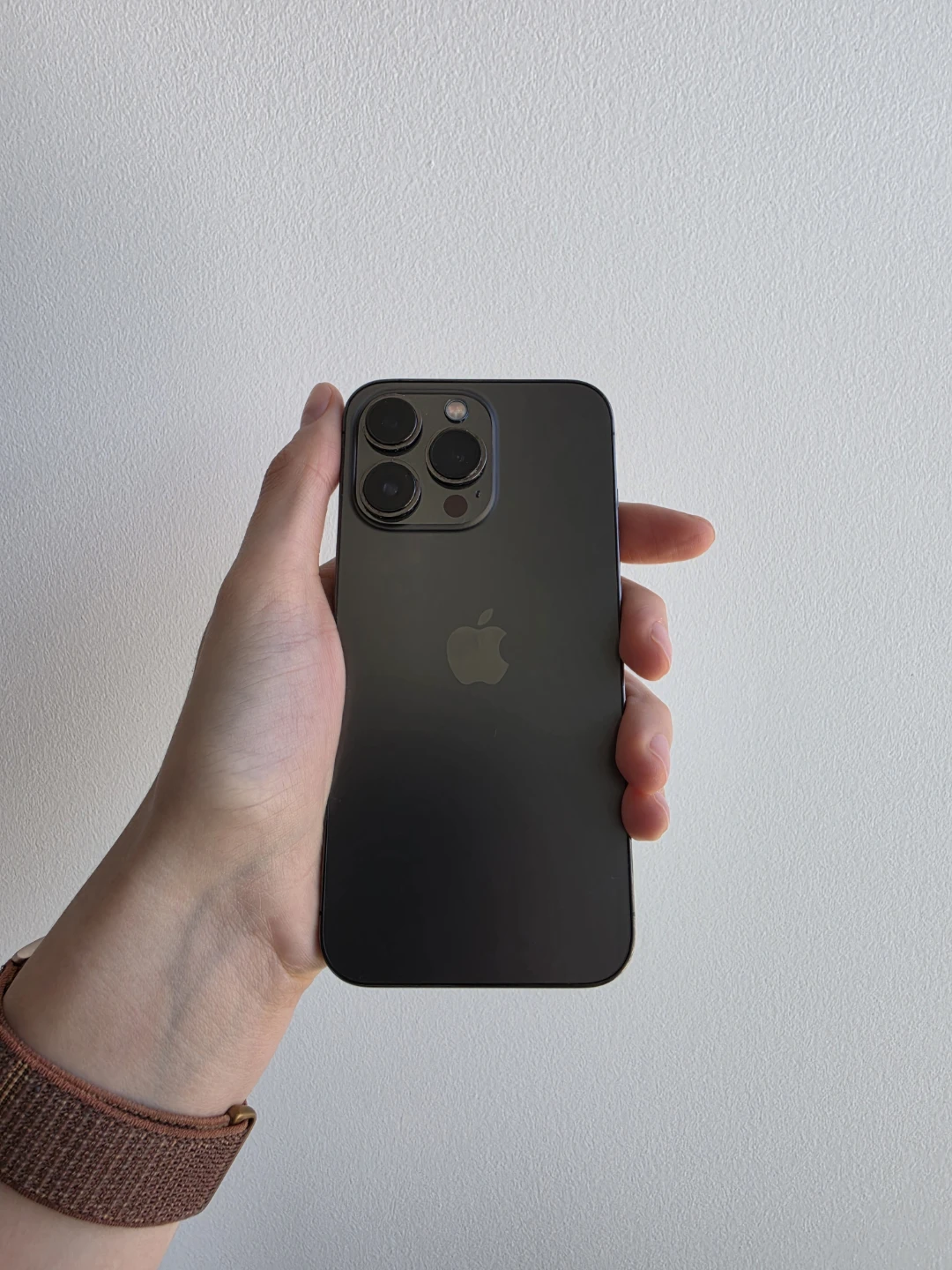 Iphone 13 PRO w/ 3 cases & cable - photo 2