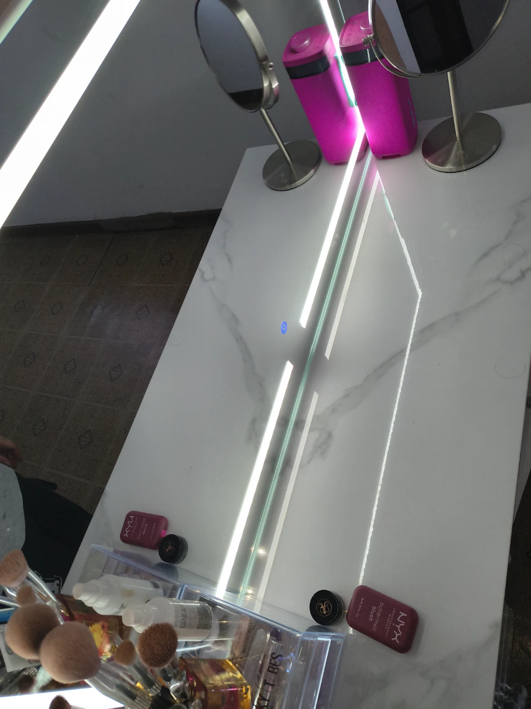 Vanity Table with Lighted Mirror and Stool - photo 3