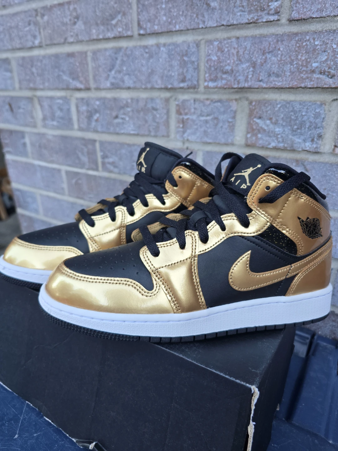 Nike Air Jordan 1 Mid GS Size 7 Youth Black/Gold NEW