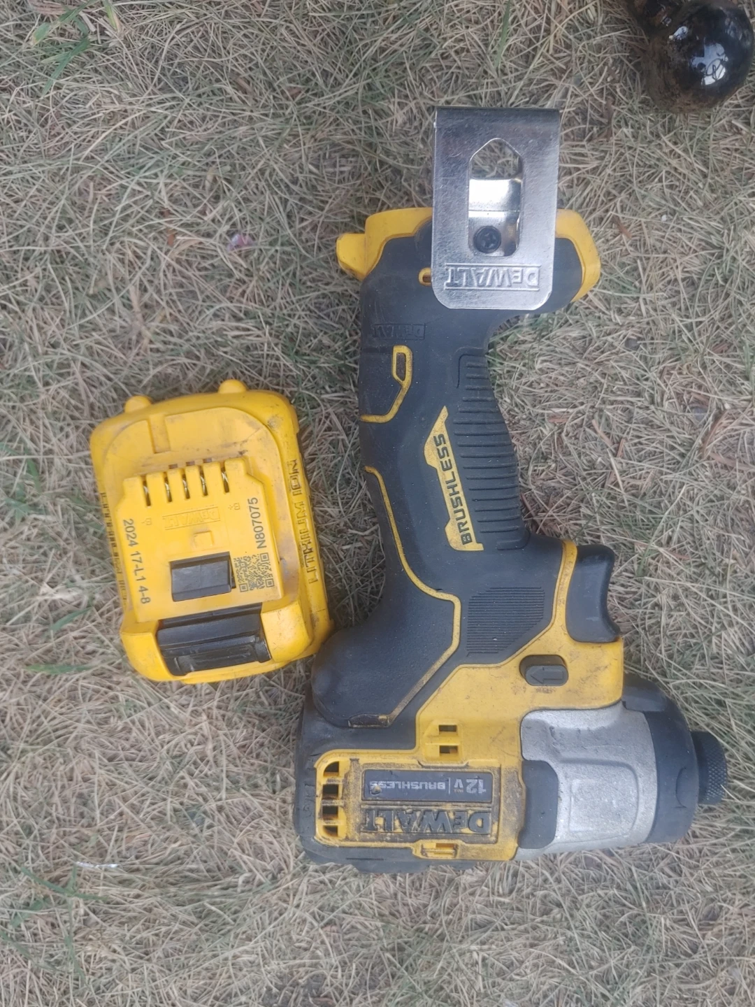Dewalt 20v drill & 12v impact kit - photo 2