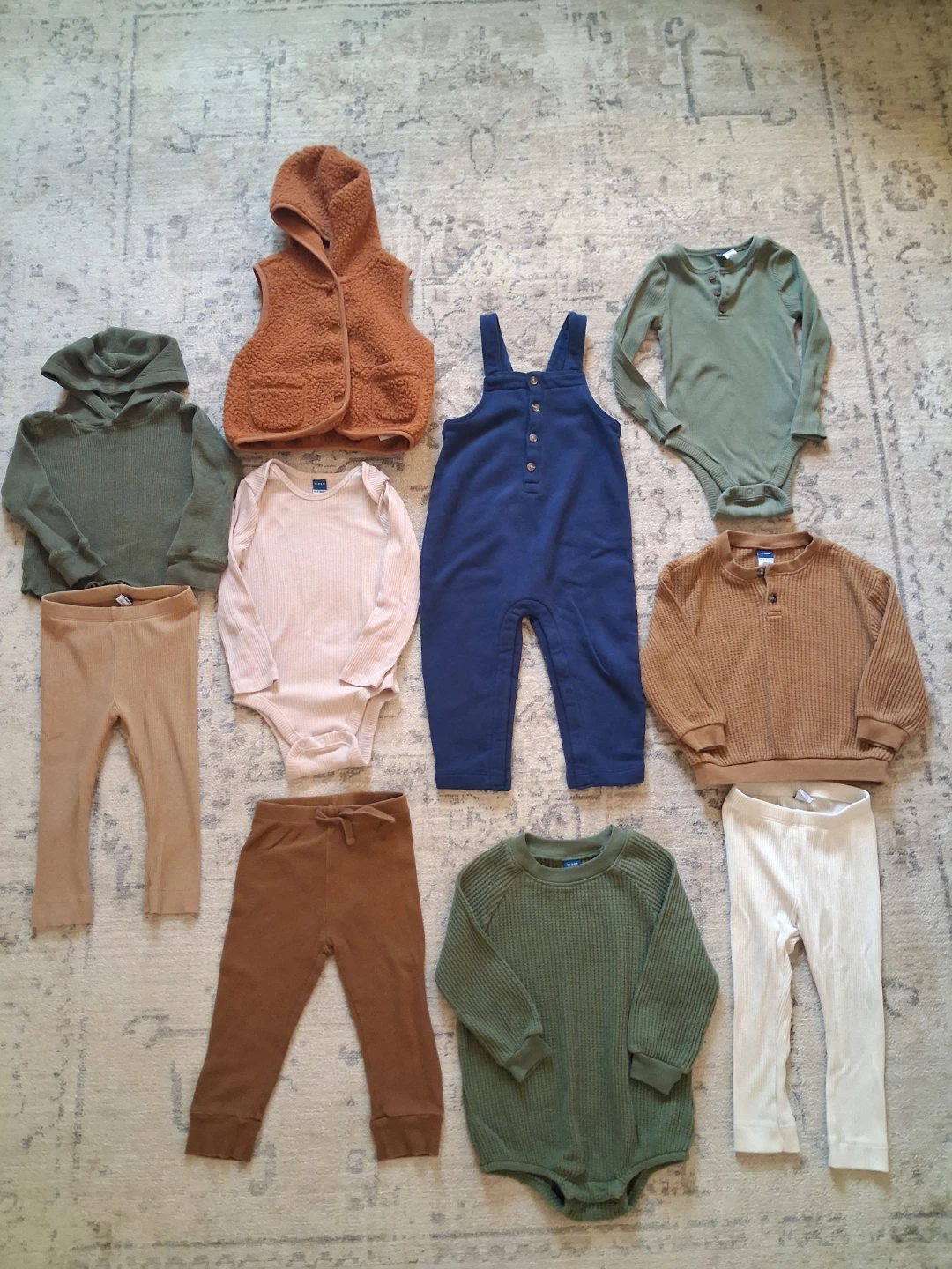 Neutral bundle of baby clothes 18-24 month