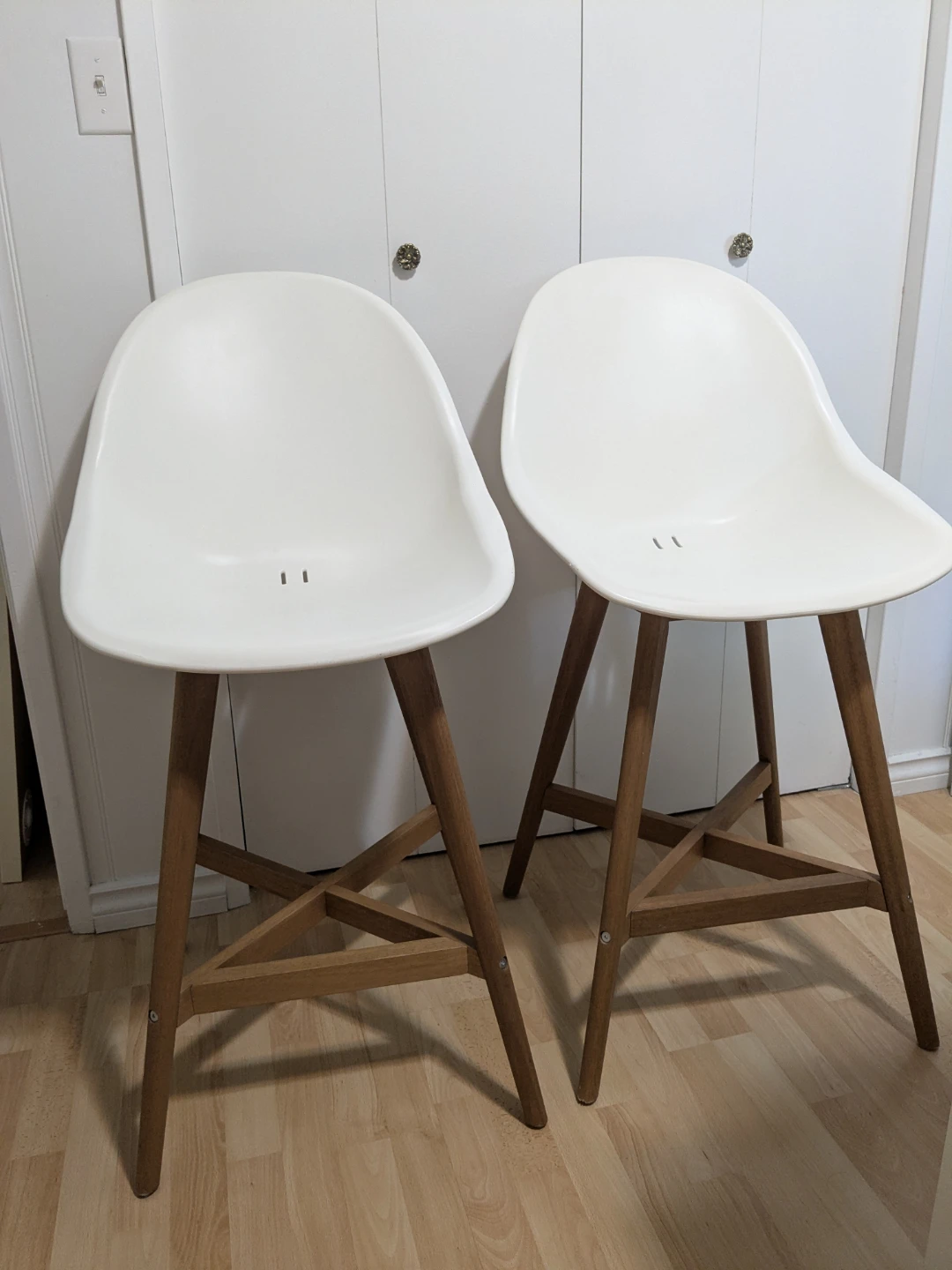 Set of 2 White Bar Stools with Wooden Legs - photo 3