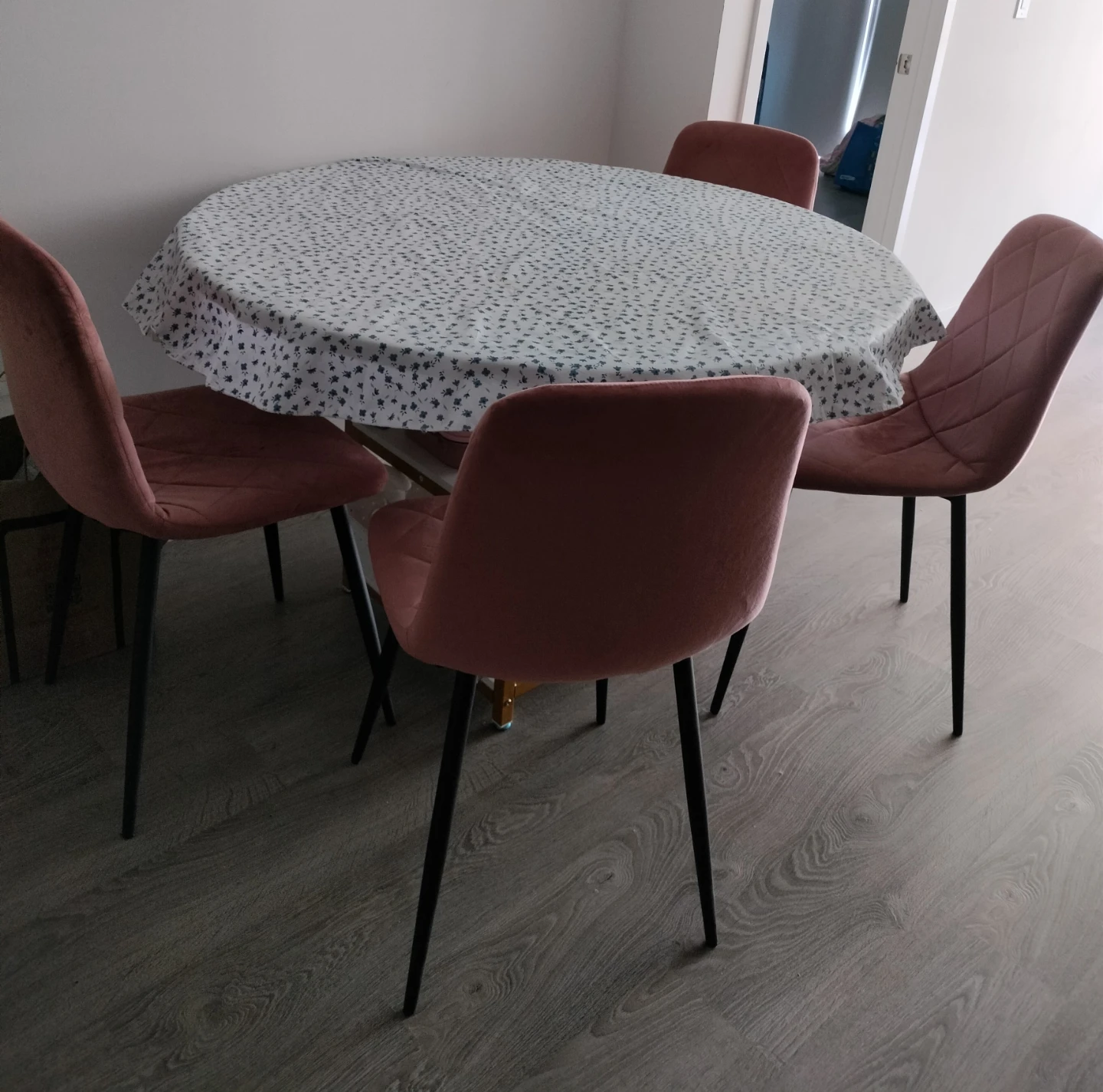 Round Dining Table with 4 Chairs