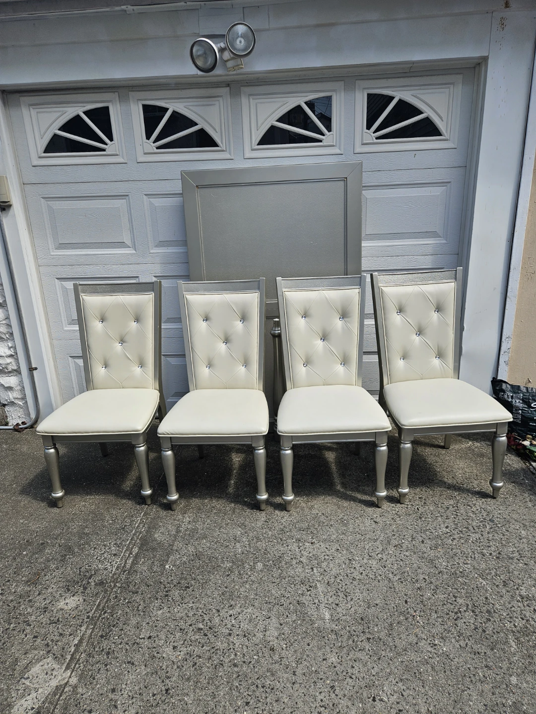 Beautiful 4 chairs and table set