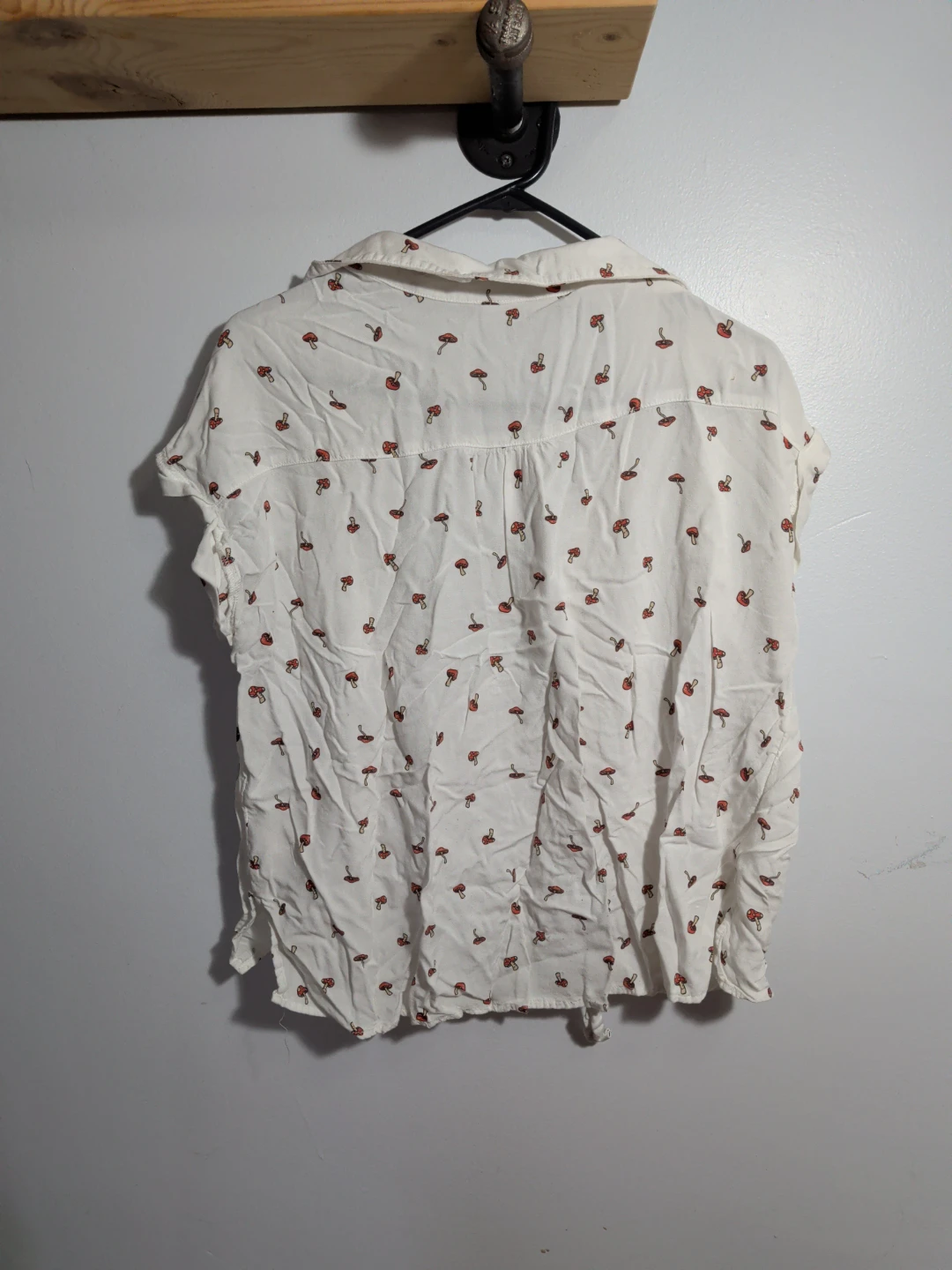 White mushroom print short-sleeve button-up shirt - photo 4