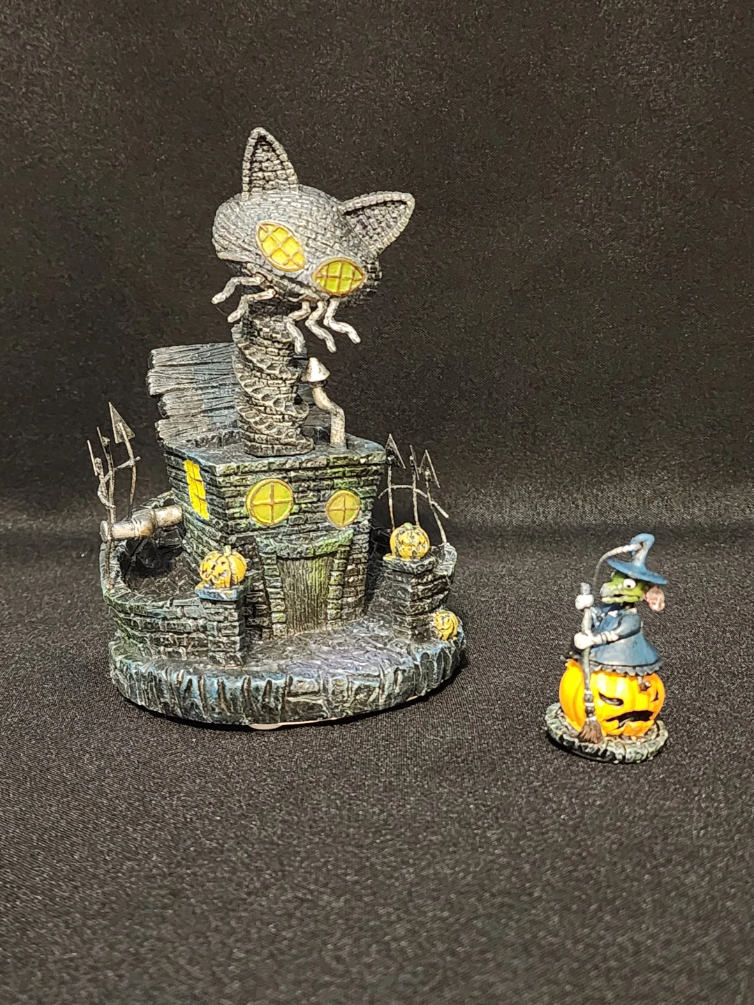Tim Burton's-RARE-CAT HOUSE-$125.00CAD