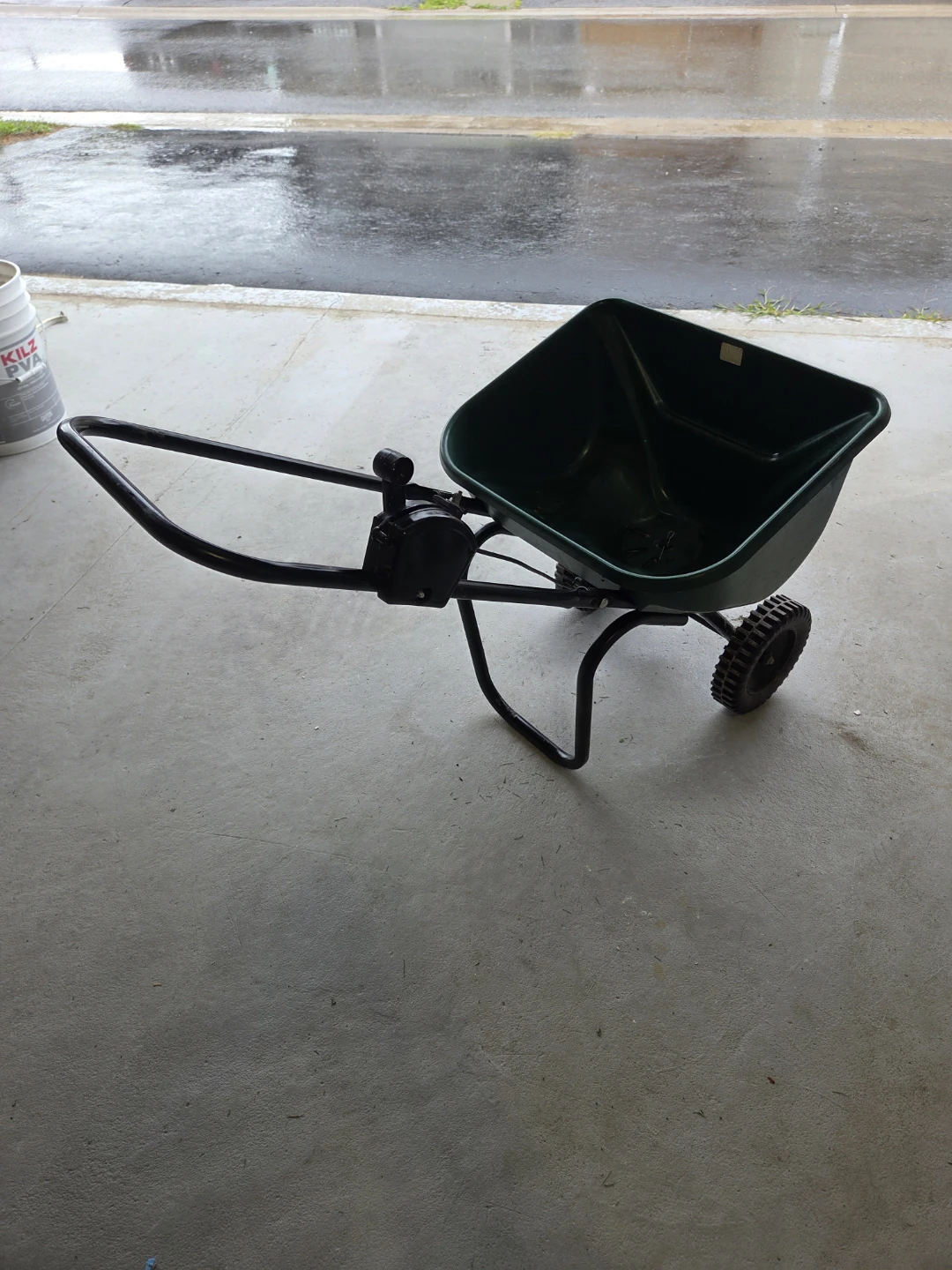 GolfGreen Lawn Spreader - photo 3
