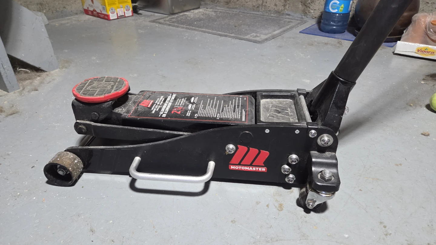 Motomaster 2¼-Ton Aluminum Hybrid Low Profile Garage Jack – $100 - photo 2