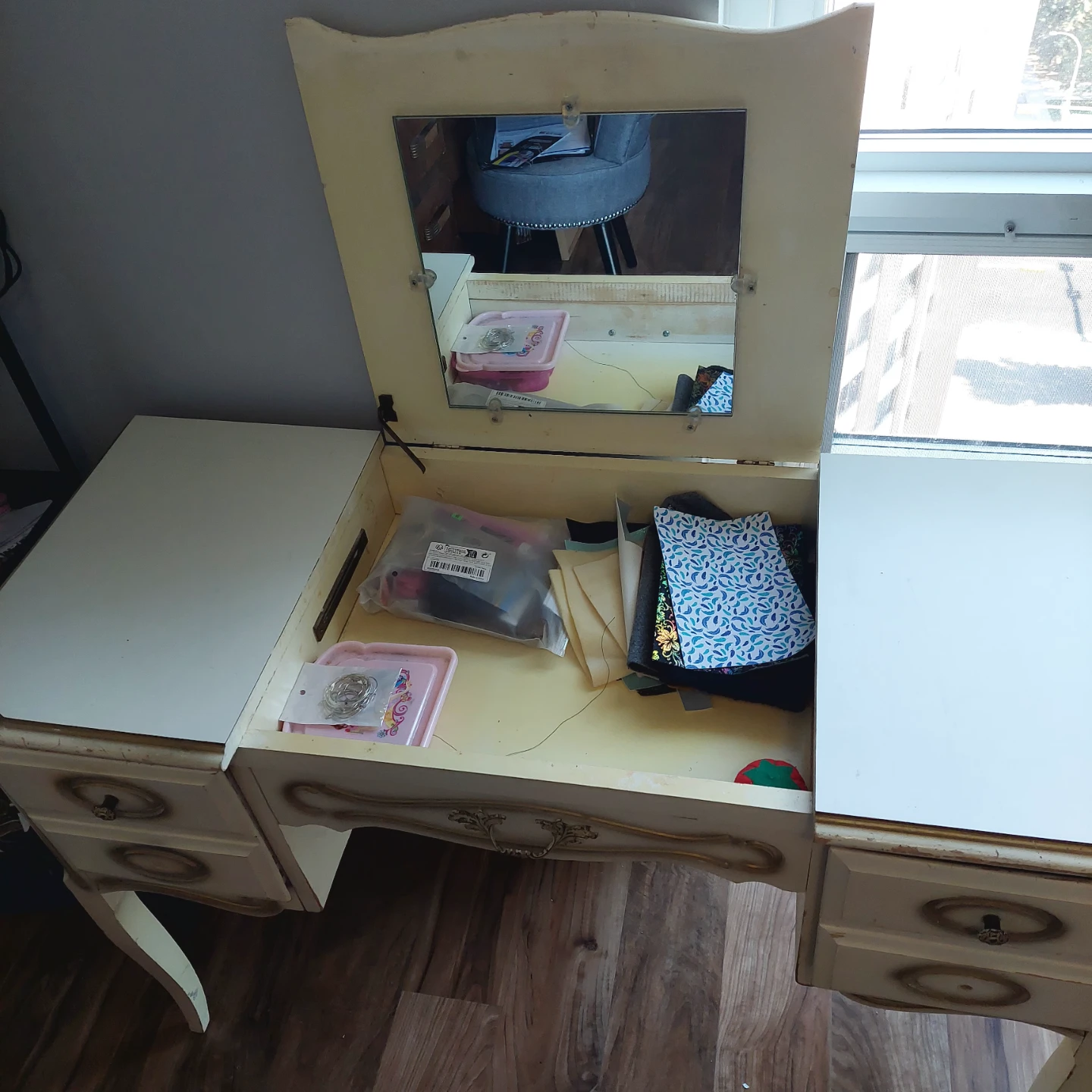 1970's French Provincial Vanity Desk - photo 4