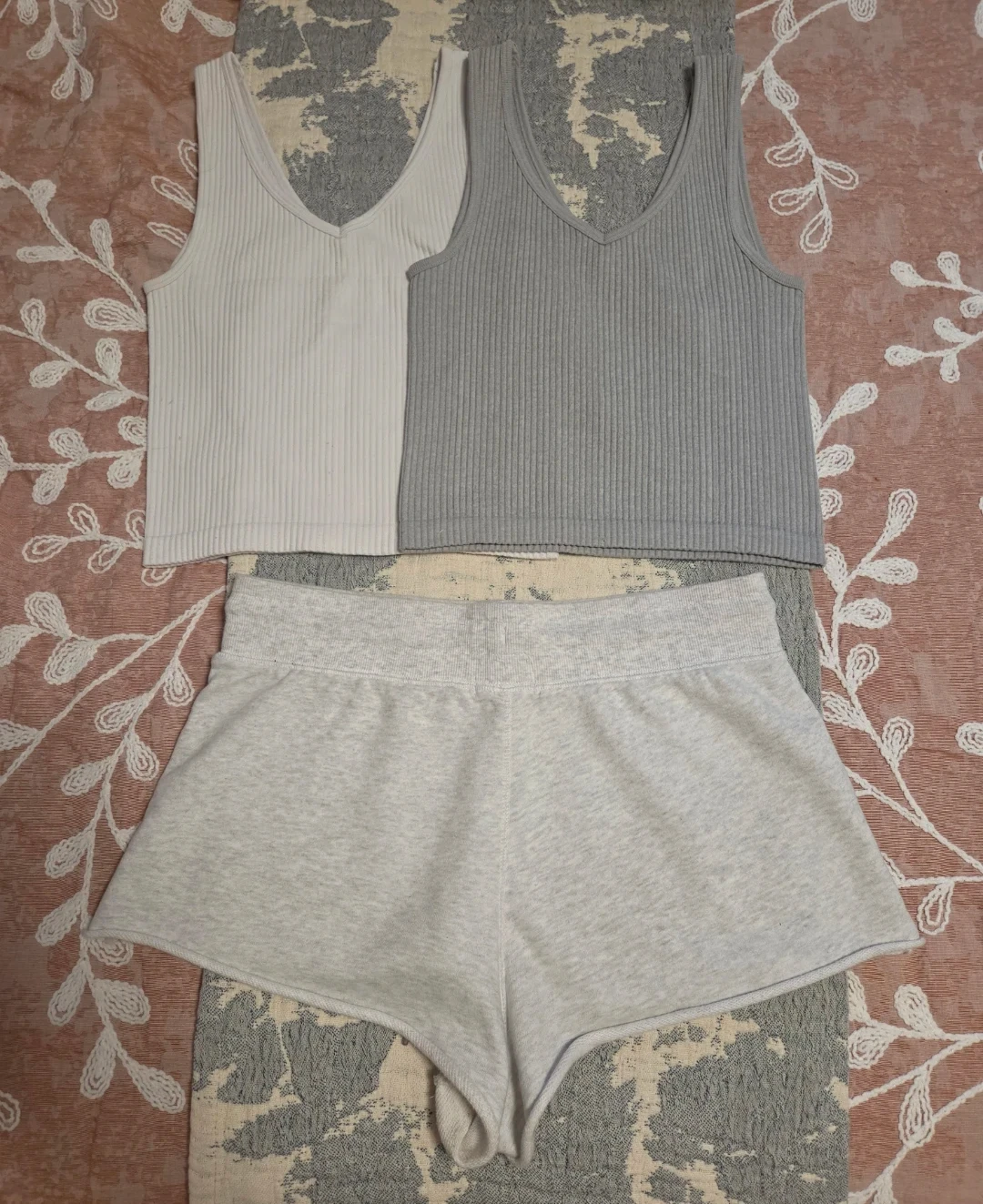 Ribbed Tank Tops & Sweat Shorts - photo 3