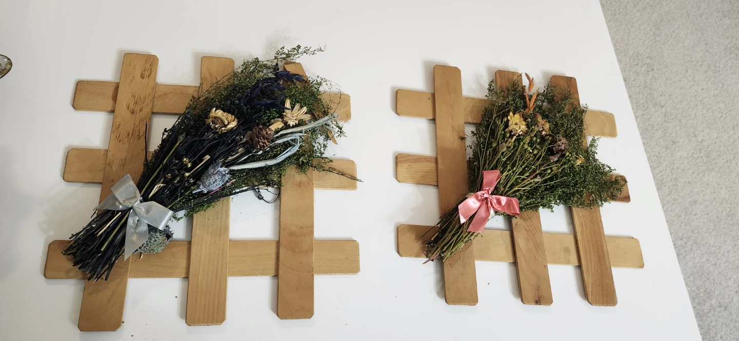 Dried Flower Arrangements on Wooden Lattice Decor - photo 2