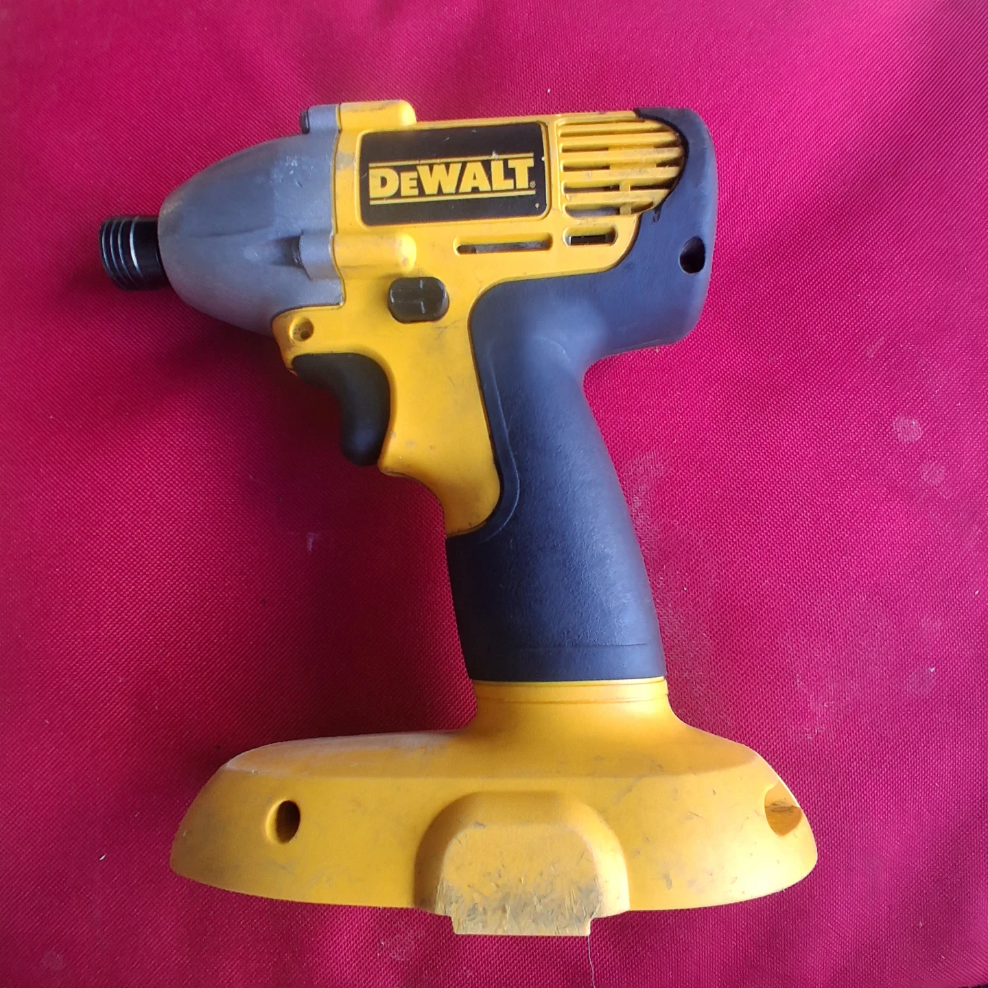 DEWALT DW056 Cordless Impact Driver - photo 4