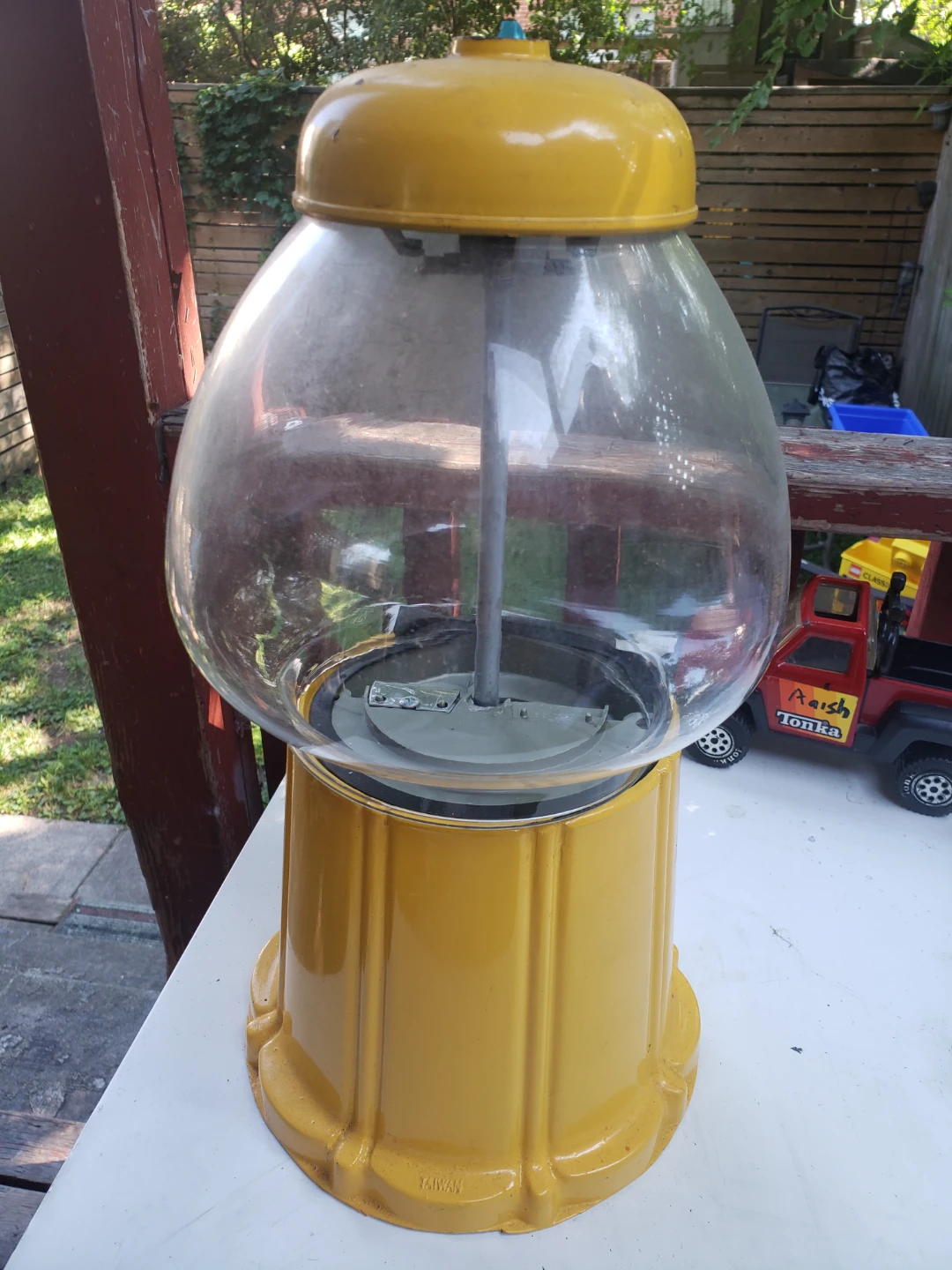 Yellow Gumball Machine 9” with Glass Globe TAIWAN - photo 3