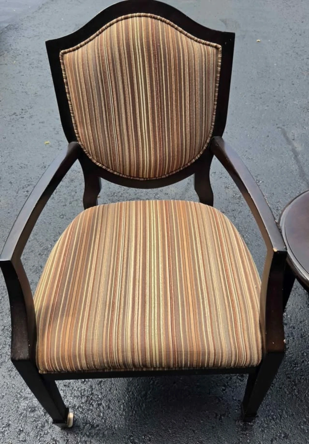 Pair of Upholstered Armchairs with Round Side Table - photo 4