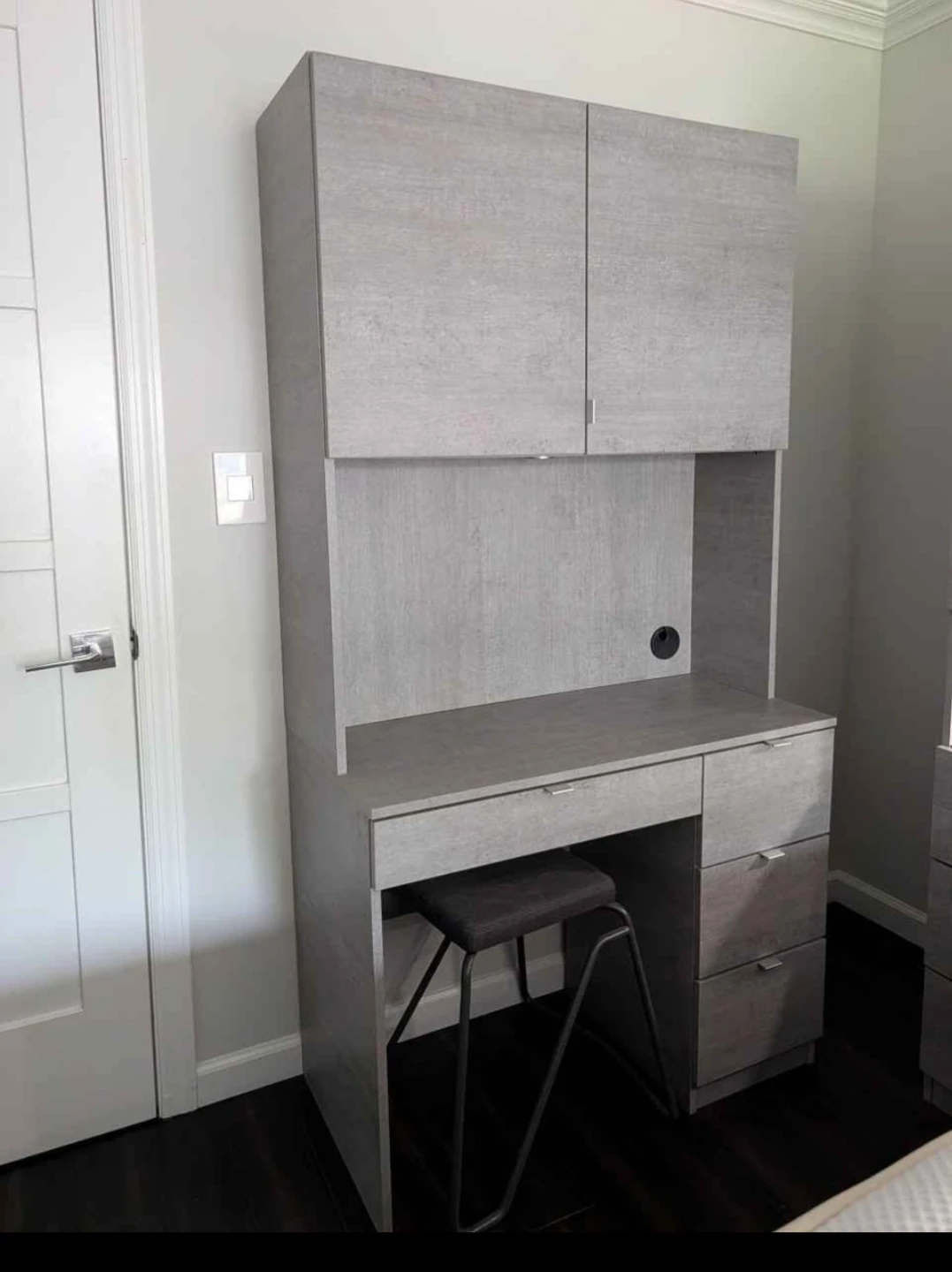 Gray Wood Grain Desk with Hutch and Stool