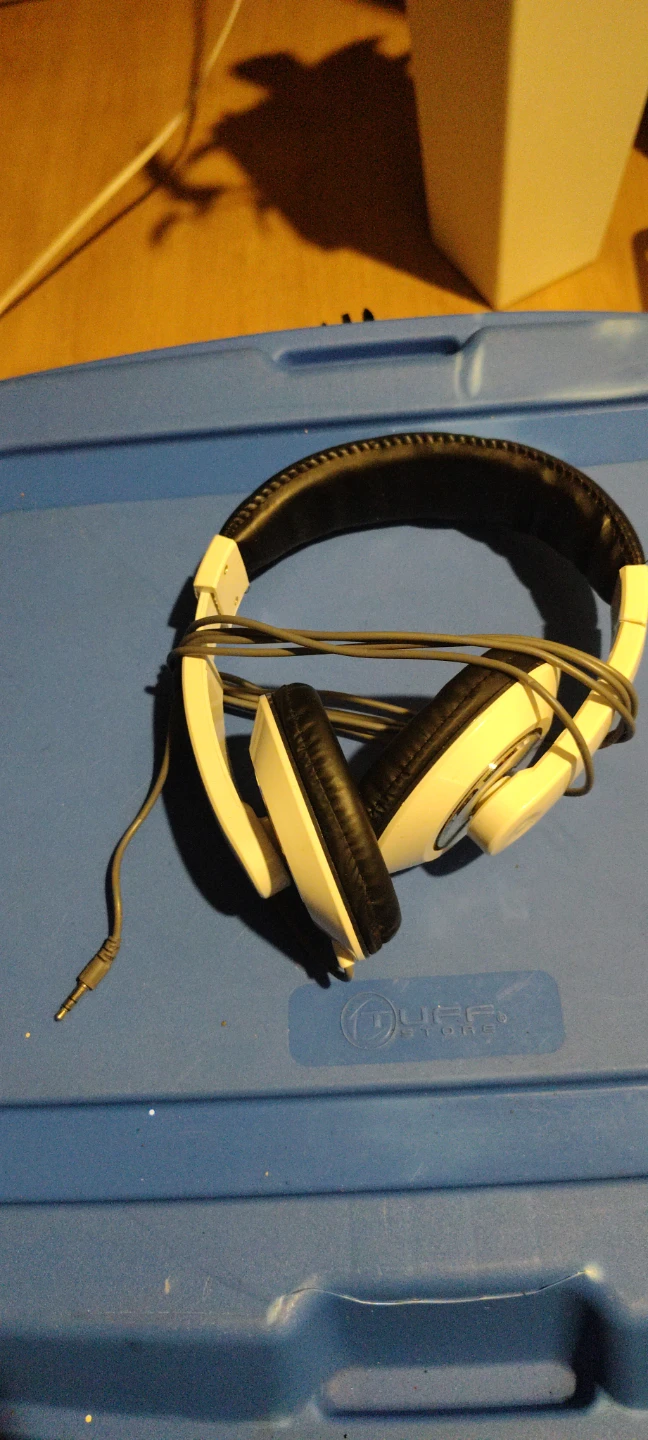 White Over-Ear Headphones - photo 2