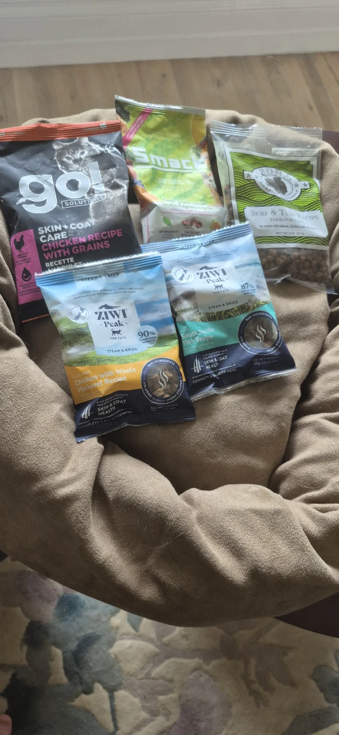 Assorted Cat Food Bags -  Plus Two Beds - photo 2