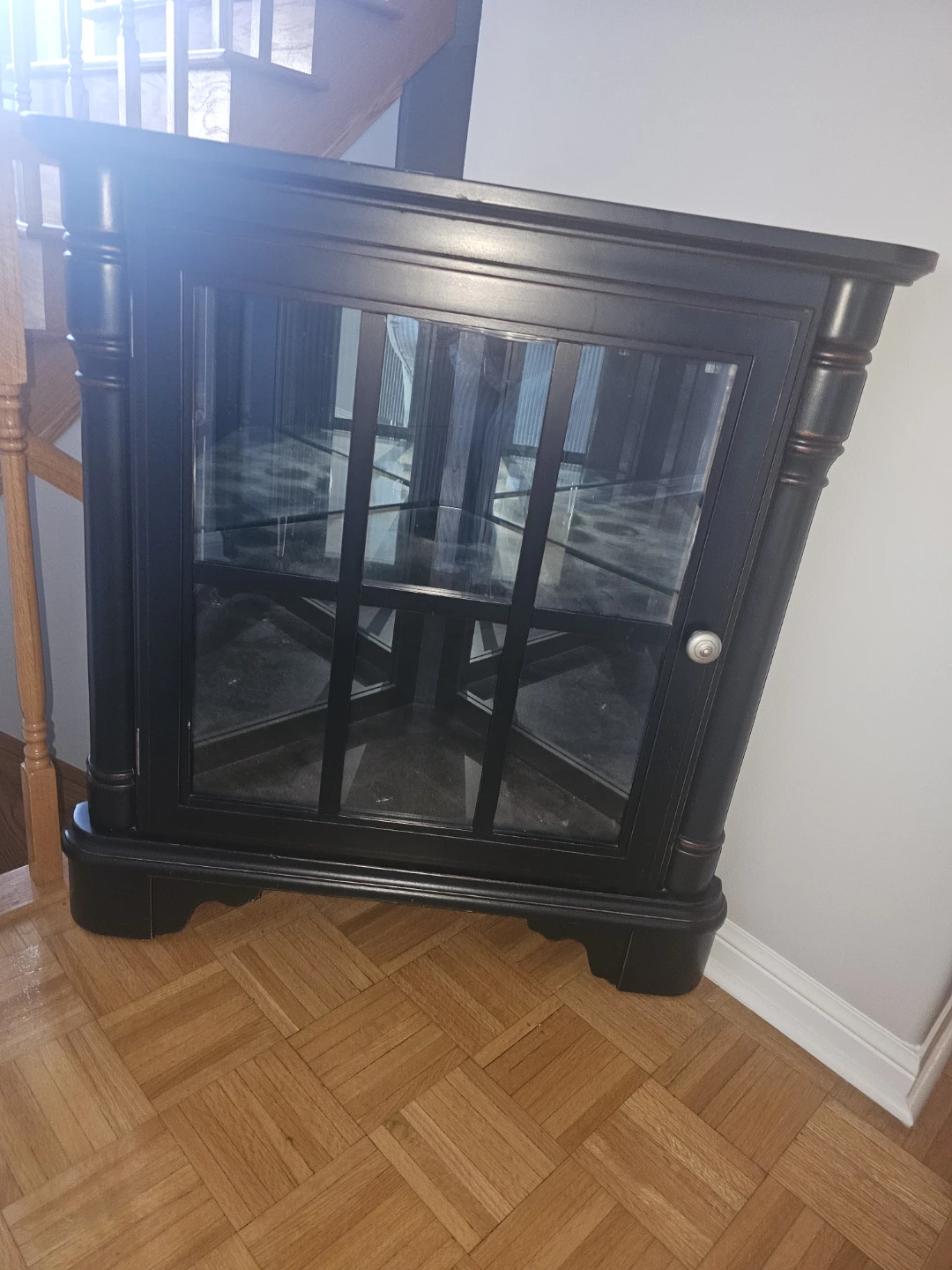 Corner cabinet