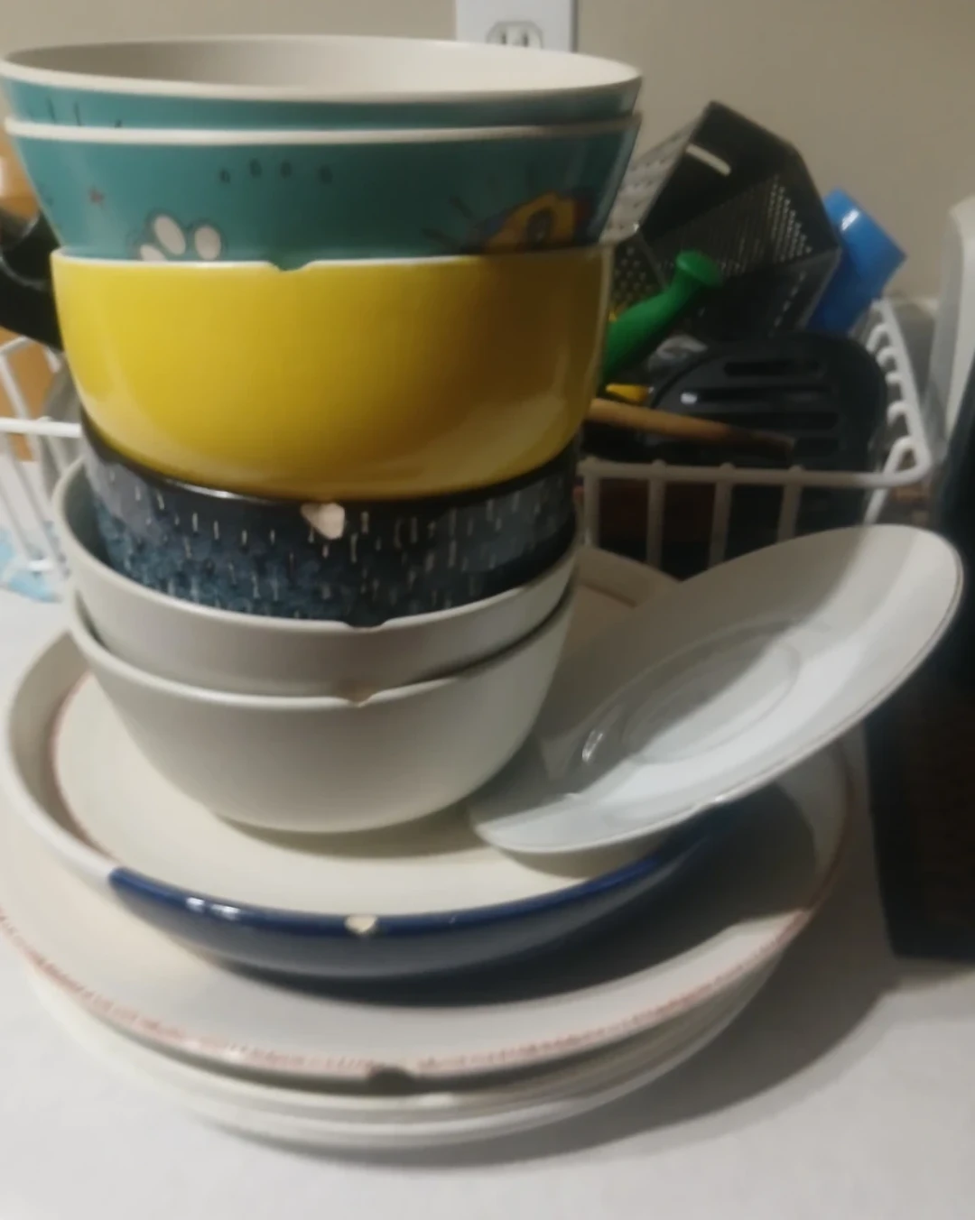 White Dinner Plates and Coloured Bowls Set - photo 3