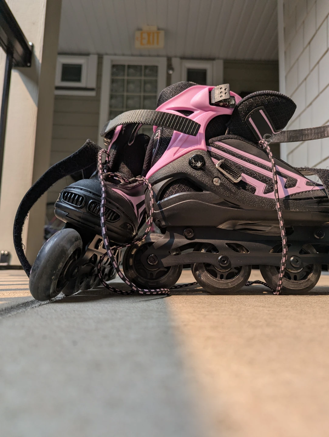 Girls inline adjustable rollerblades with pads  - like new - photo 5