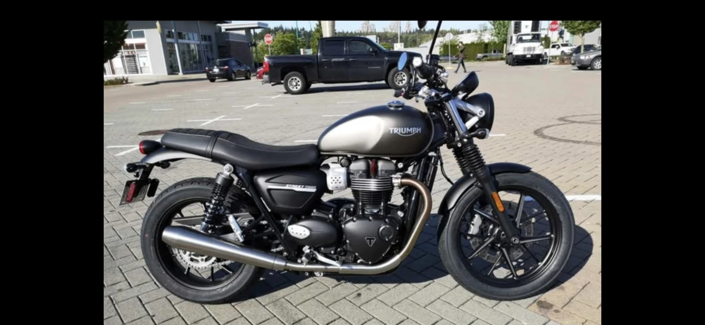 Triumph Street Twin 900 Motorcycle - photo 3