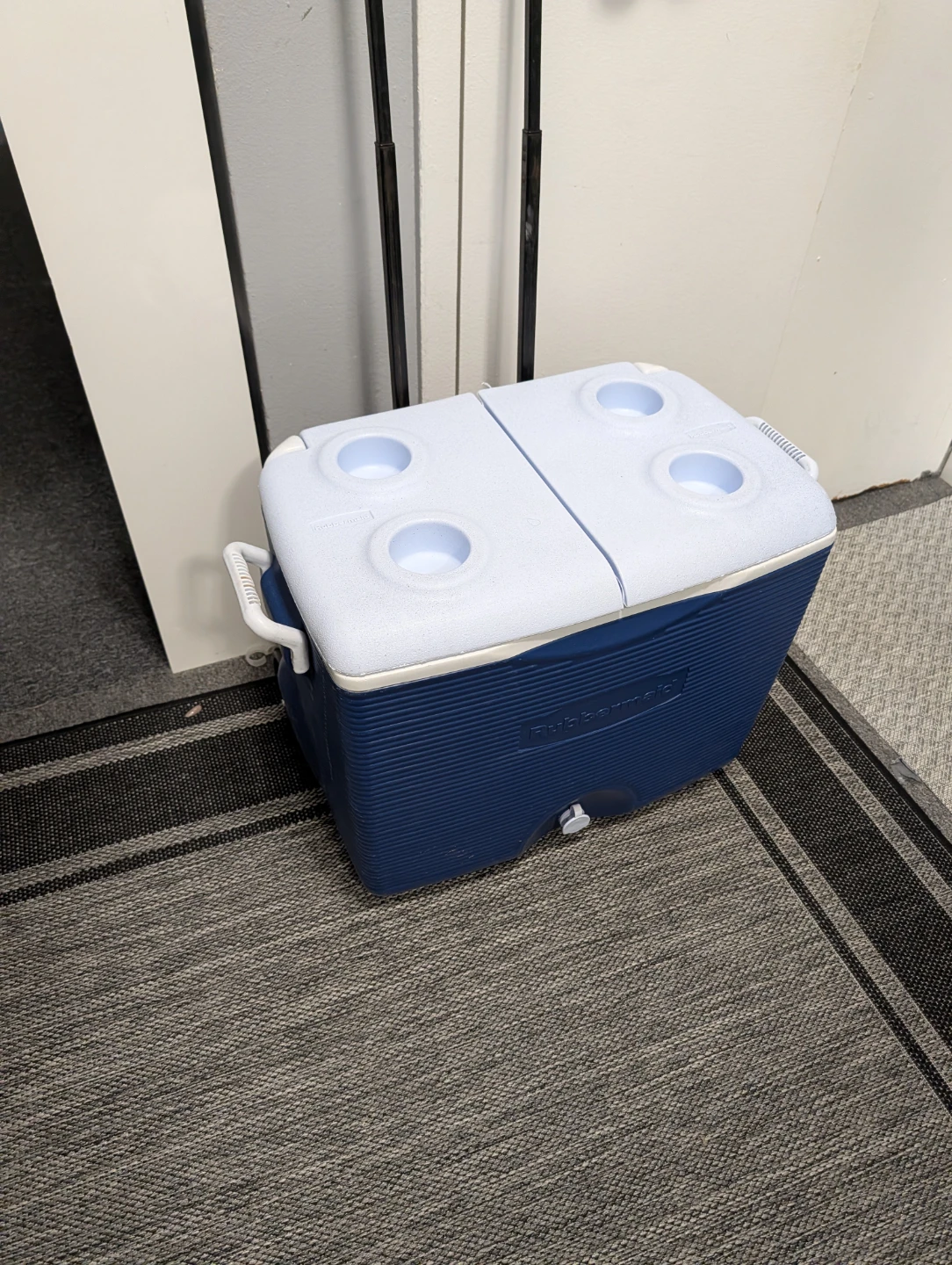 Rubbermaid Cooler