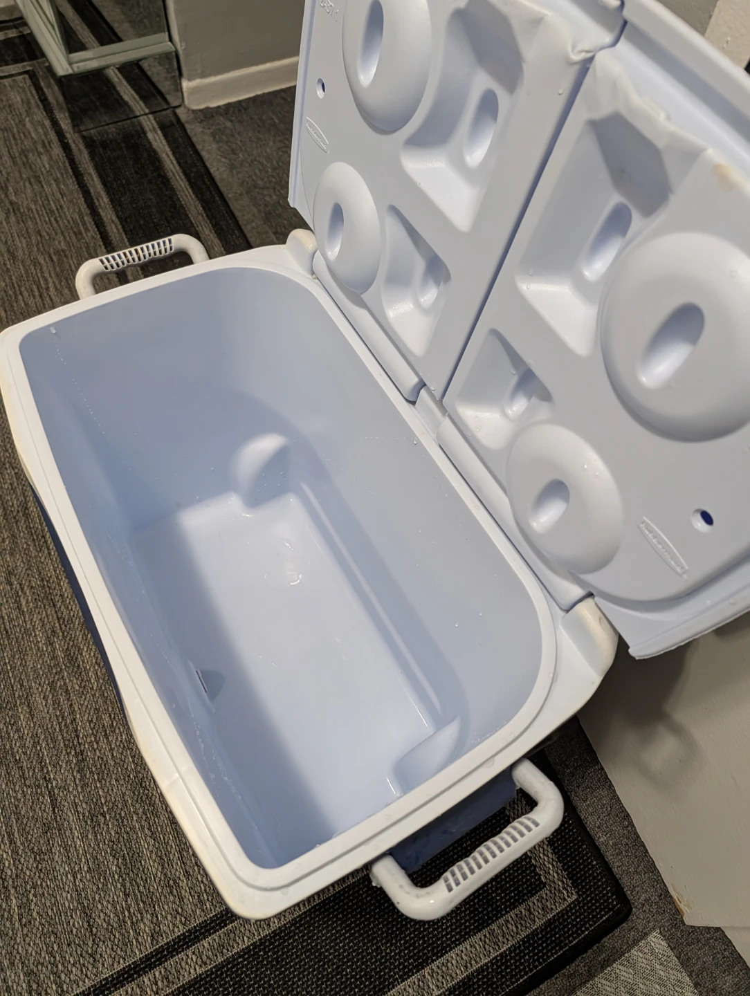 Rubbermaid Cooler - photo 4