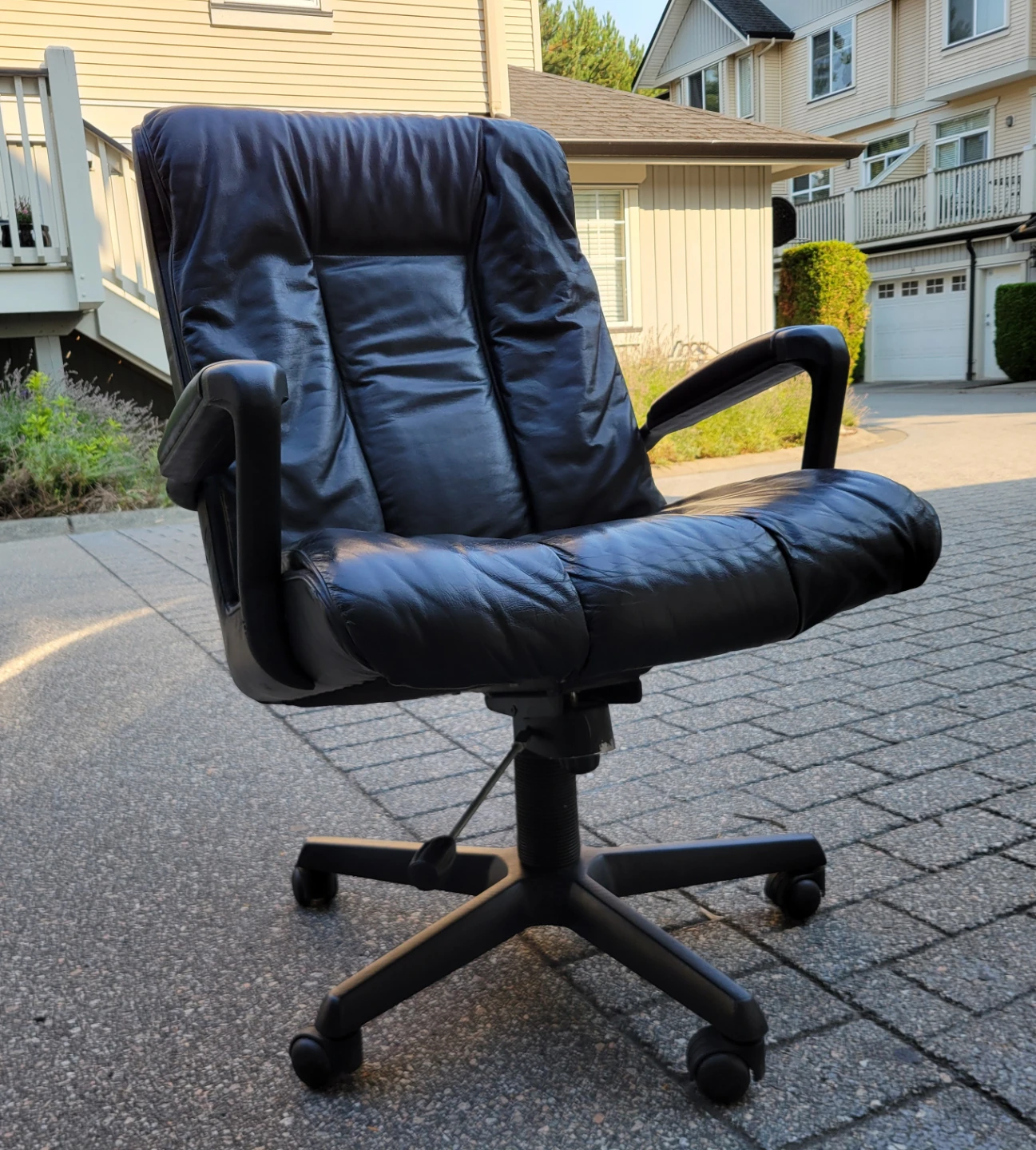 High-Back Ergonomic Black Leather Executive Office Chair. - photo 2