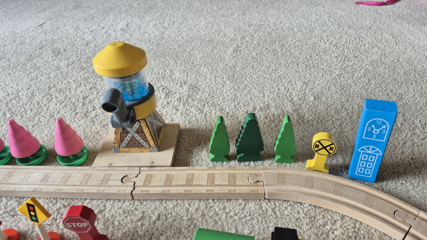 Thomas Wooden Train Set with Tracks and Accessories - photo 4