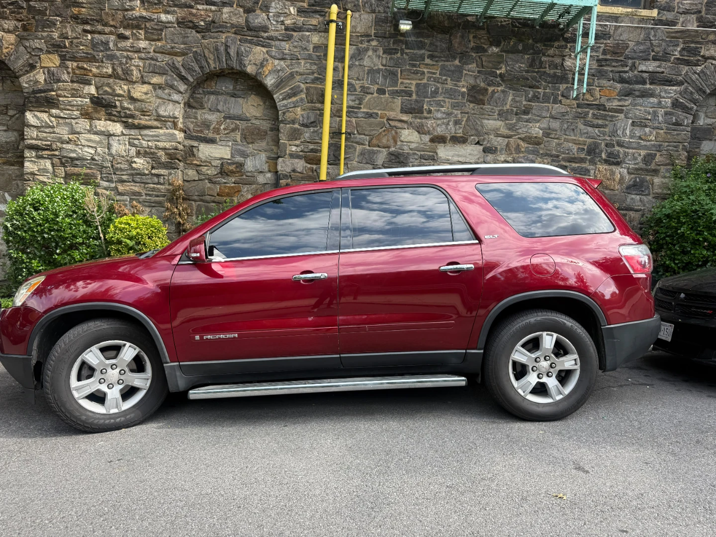 Red GMC Acadia SLT SUV - photo 2