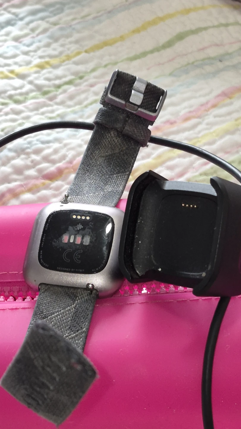 Fitbit Versa Smartwatch with Charger - photo 3