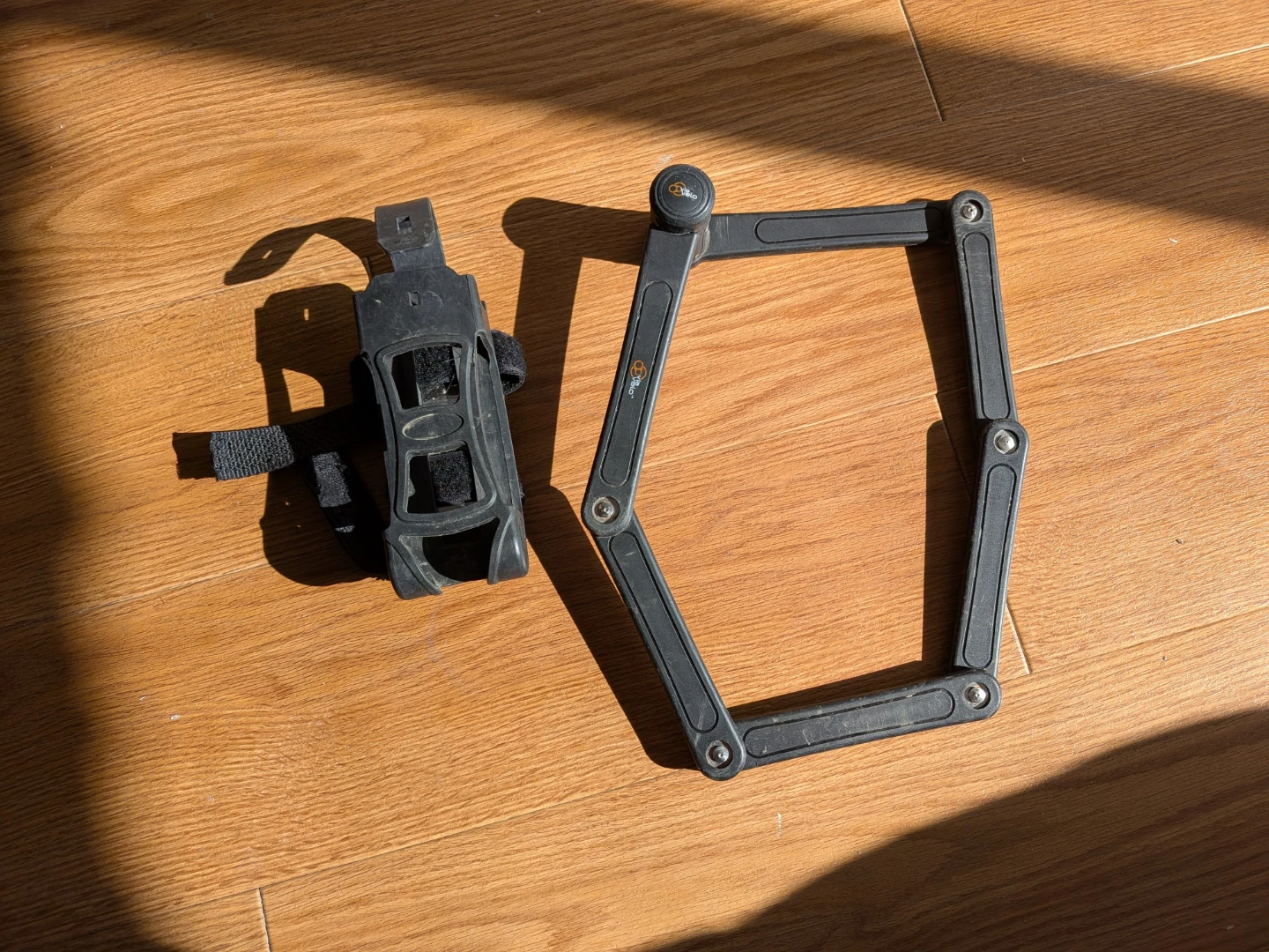 I found Via Velo folding bike lock