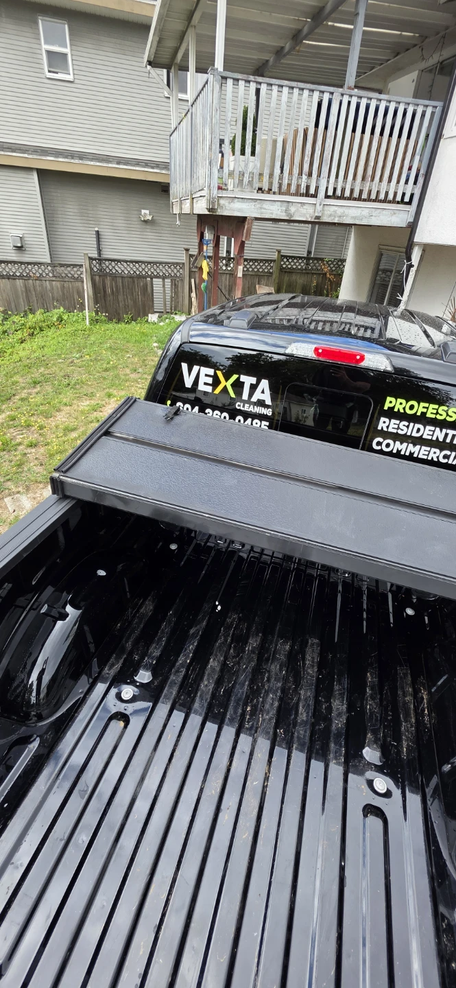 Tri-Fold Hard Aluminum Tonneau Cover – Ford F-150 5.5' Bed - photo 2