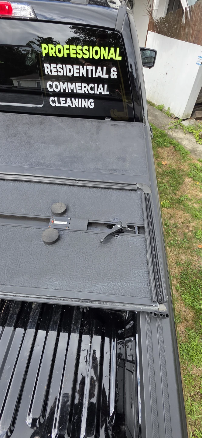Tri-Fold Hard Aluminum Tonneau Cover – Ford F-150 5.5' Bed - photo 3