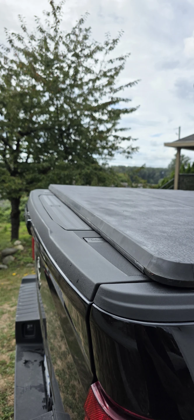 Tri-Fold Hard Aluminum Tonneau Cover – Ford F-150 5.5' Bed - photo 4